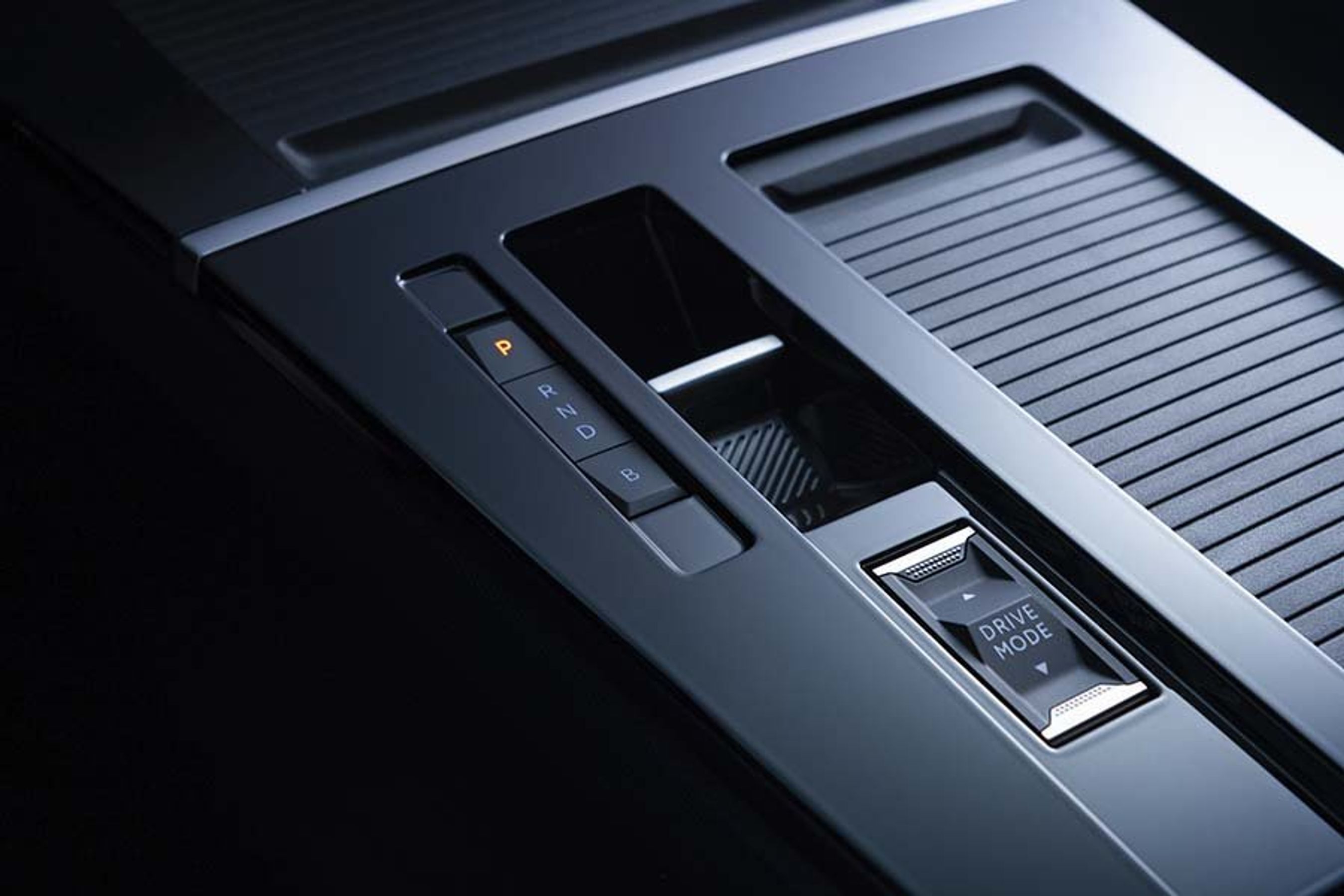 Gearvlger og knap til valg af køreprogrammer i en Opel Astra Electric