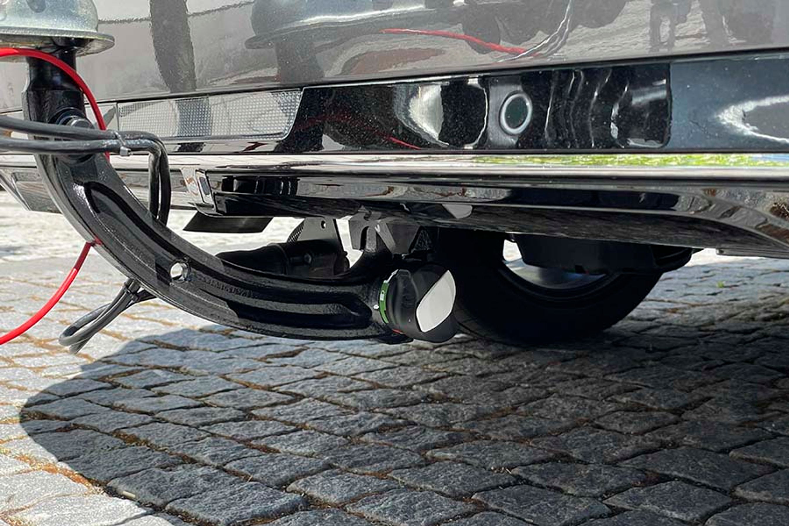 Trækvægten er 1.450 kg for plugin-hybriden, men påsætningen af den aftagelige trækkrog er bøvlet. Man skal nærmest ned at ligge under bilen.