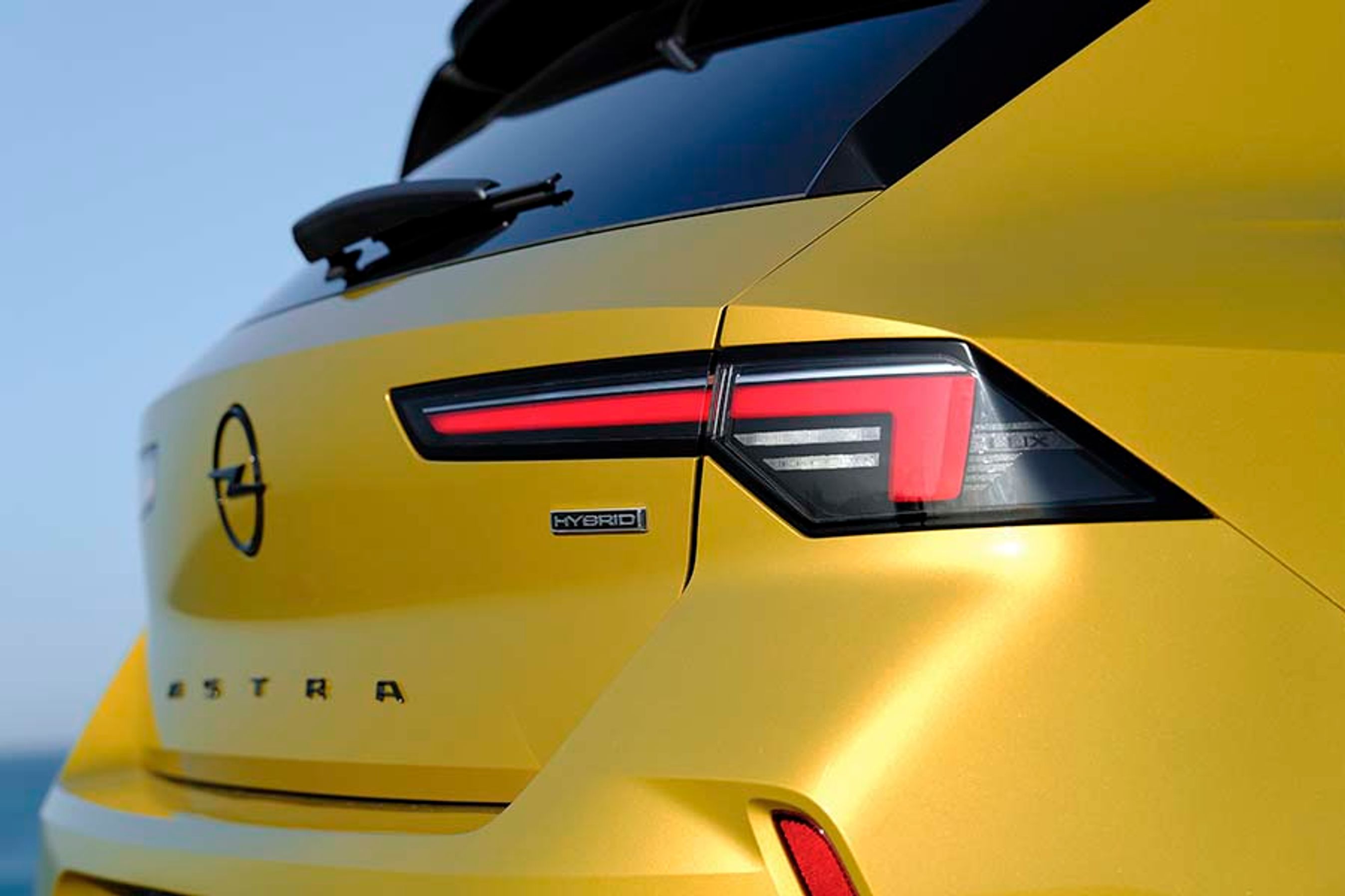 Baglygterne er af LED-typen og giver et bredt rødt lys, samtidig med at lygternes form understreger det særlige Opel-design.