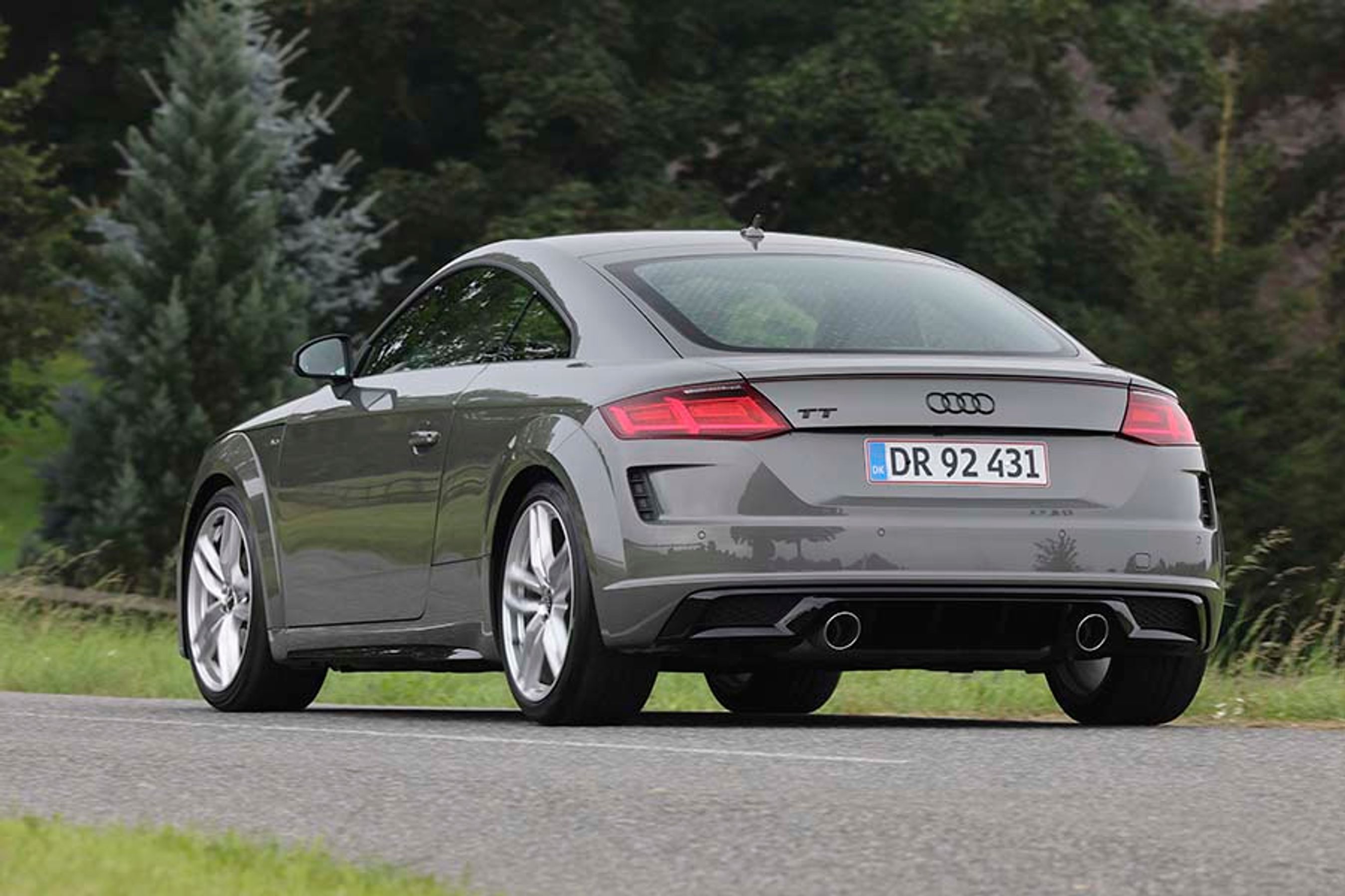 En Audi TT set bagfra, mens den holder på en landevej