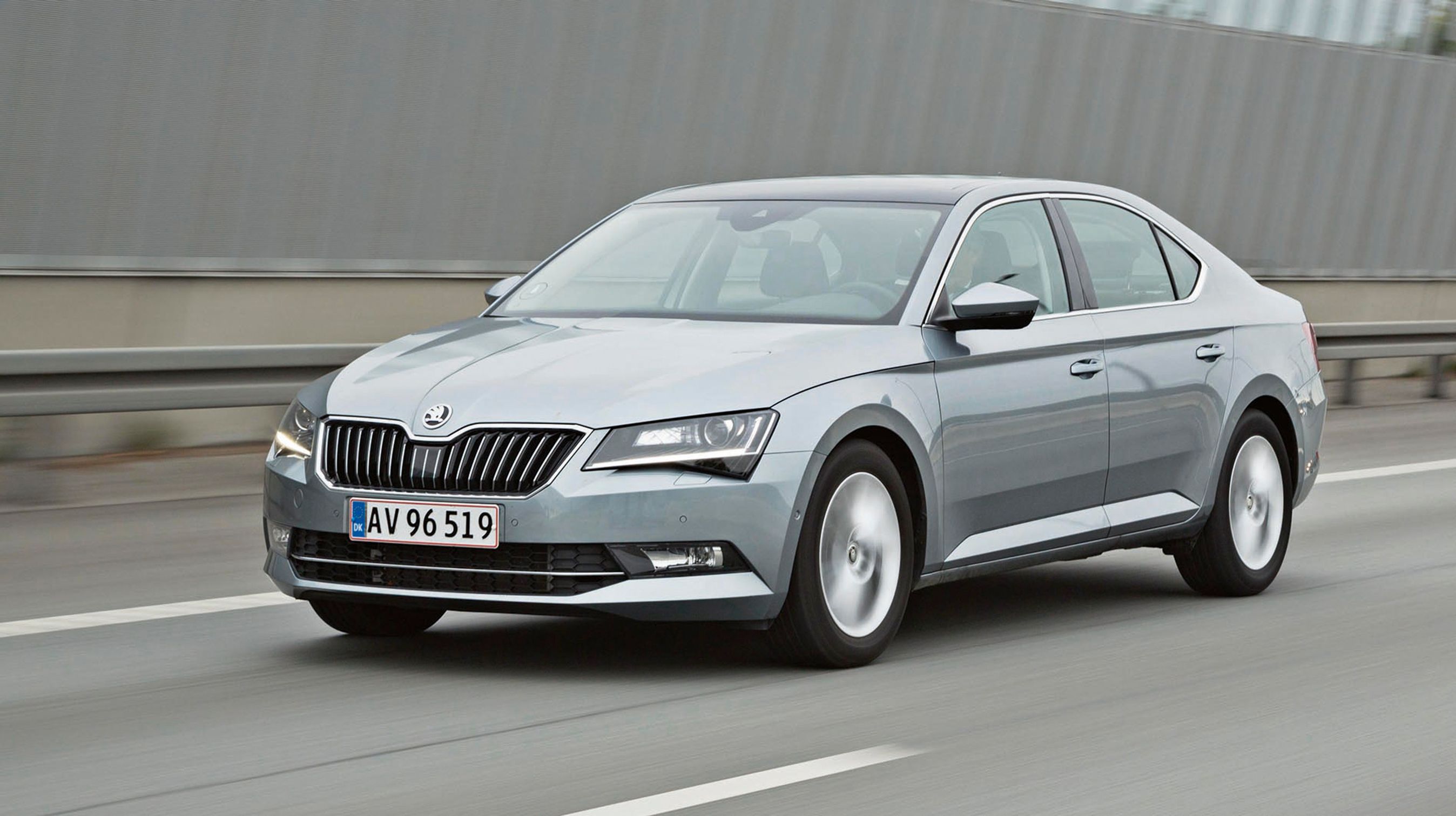 Xenonlygter er standard på Style-udgaven af Superb. De tænder automatisk ved skumring, og automatisk op-/nedblænding for modkørende er standard.