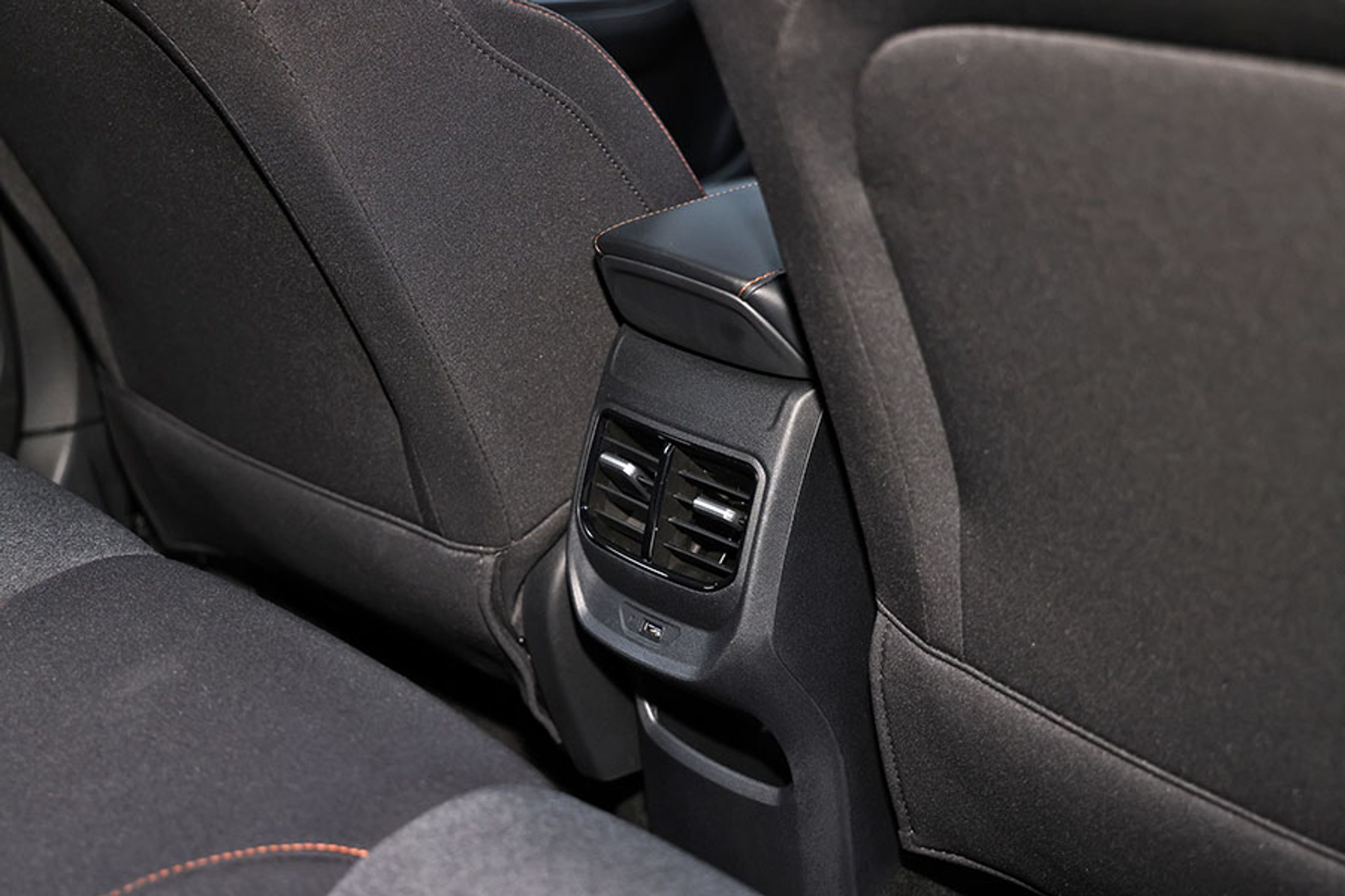 Der er friskluftdyser og et usb-udtag til passagererne ved bagsædet.