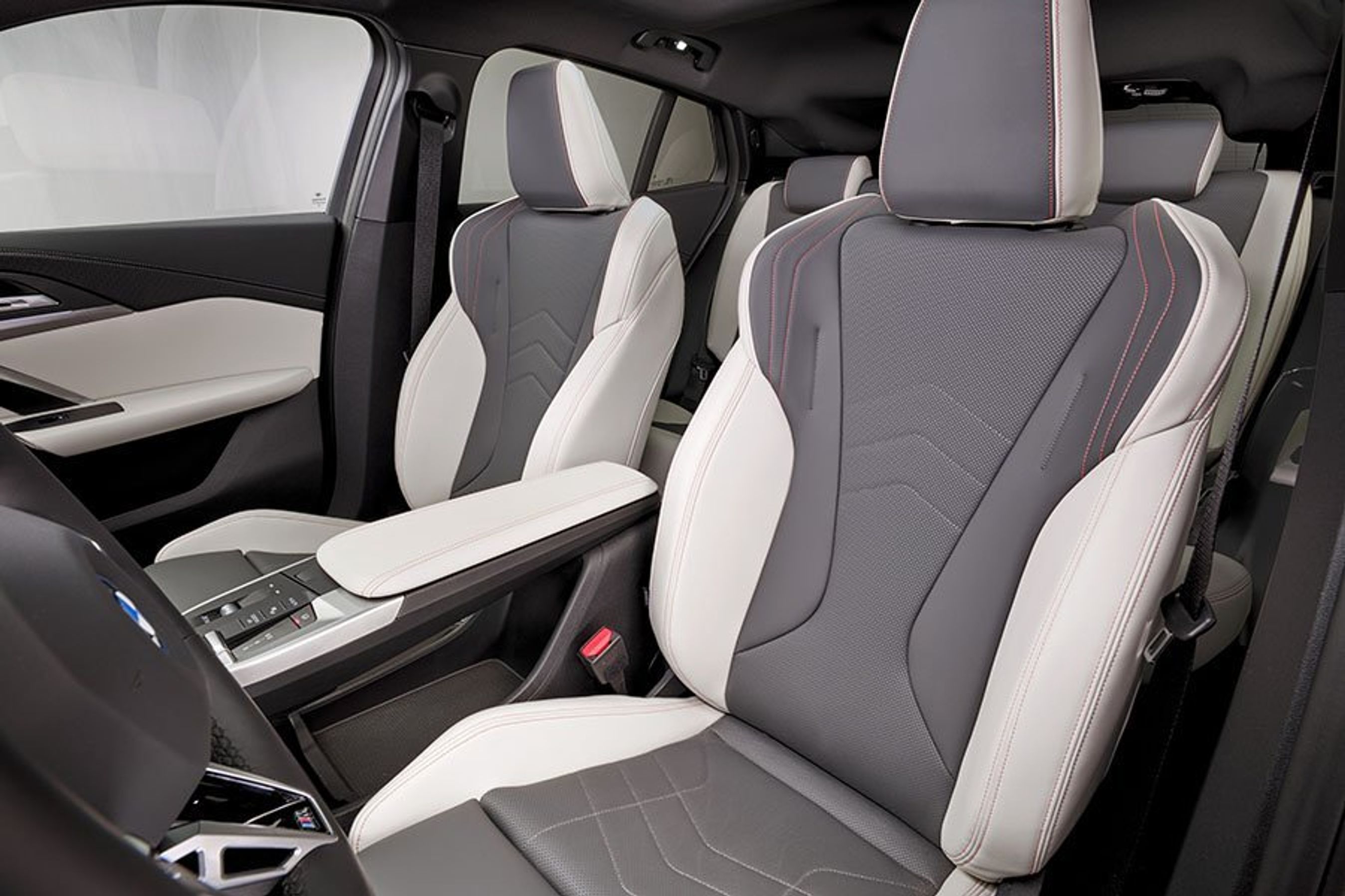 Forsæderne i en BMW iX2