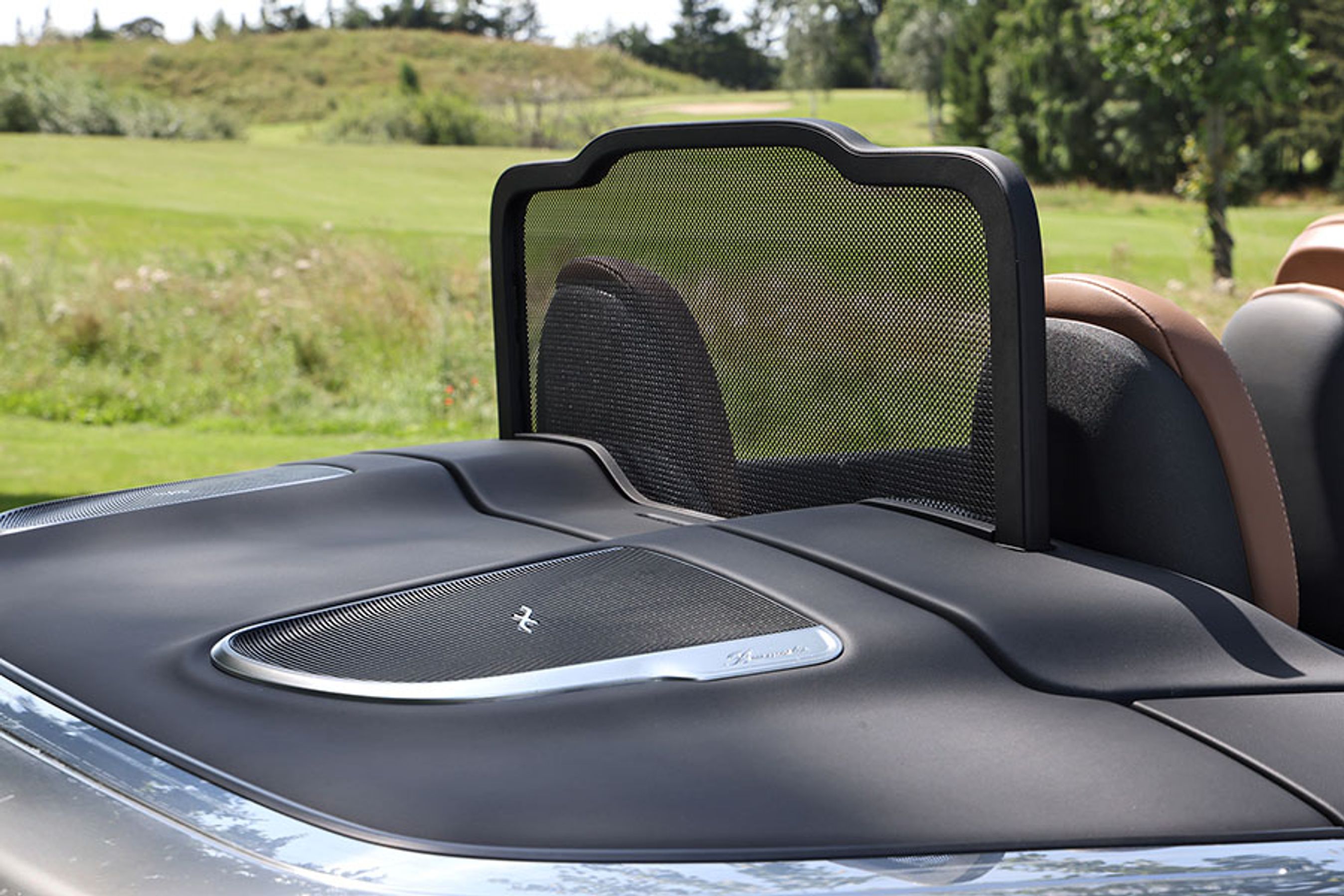 Bedste lydanlæg hos Mercedes hedder Burmester, og du får den helt store pakke i CLE-modellen med store højttalerenheder bag bagsædet. Der er både dyb bas og den skønneste klang i de højere toner. Dyrt, men også med til at løfte luksusoplevelsen i CLE-modellen.