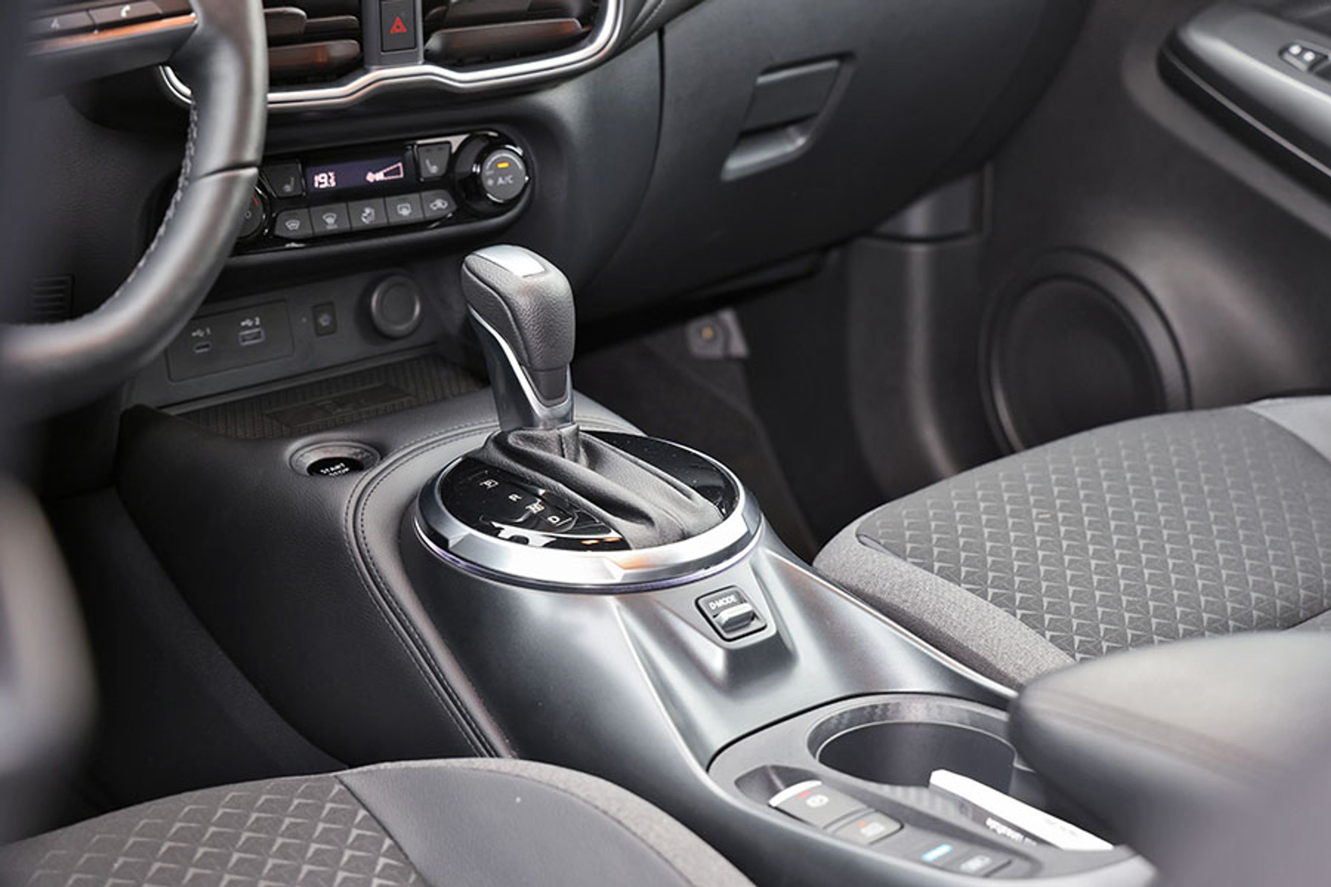 Gearvælgeren er af den traditionelle type, hvor du fysisk skal sætte den i ”P”, når køreturen slutter. Det er nemt at betjene selve gearstangen, men Nissan har haft mere moderne gearvælgere i andre bilmodeller. Ærgerligt, at det ikke er overført til Juke.