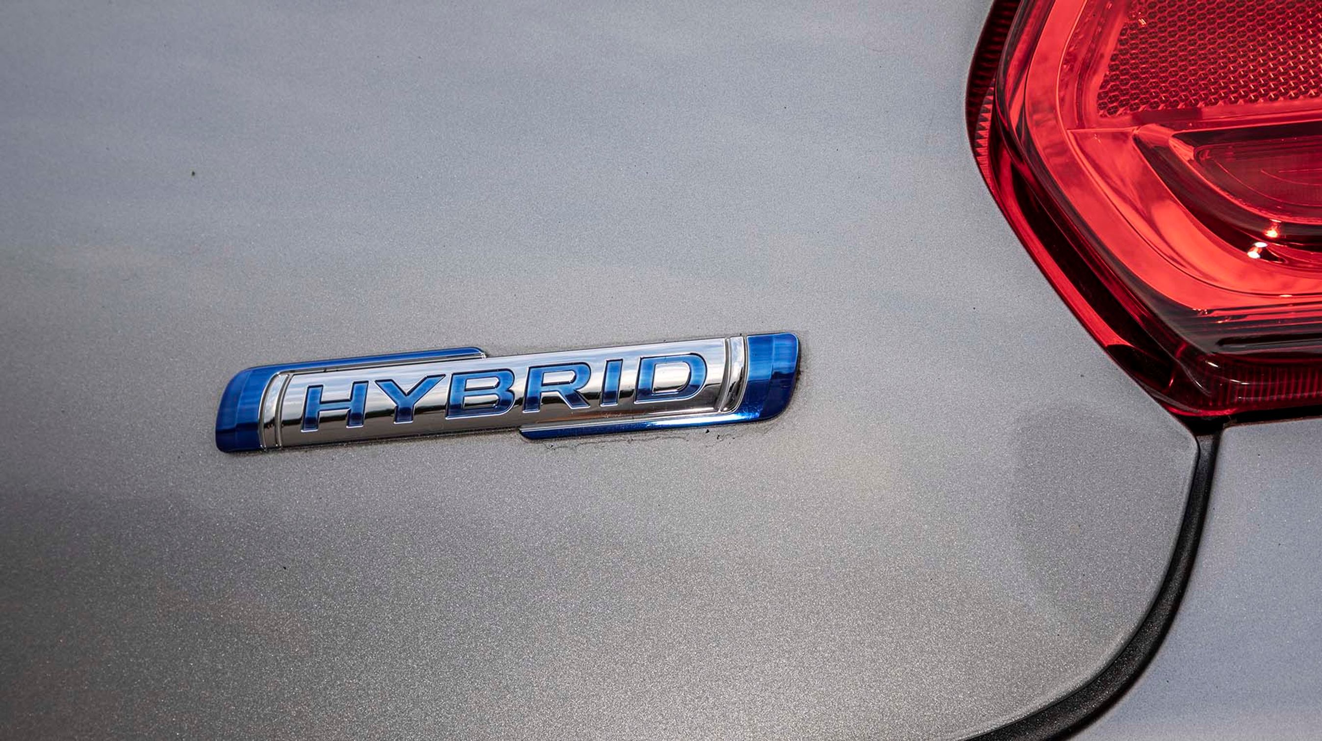 Bag på Suzuki Swift står der HYBRID. Det er lidt af en overdrivelse, for i virkeligheden er der tale om en ret lille elmotor, der hjælper med under acceleration. I praksis kan man ikke mærke teknikken.