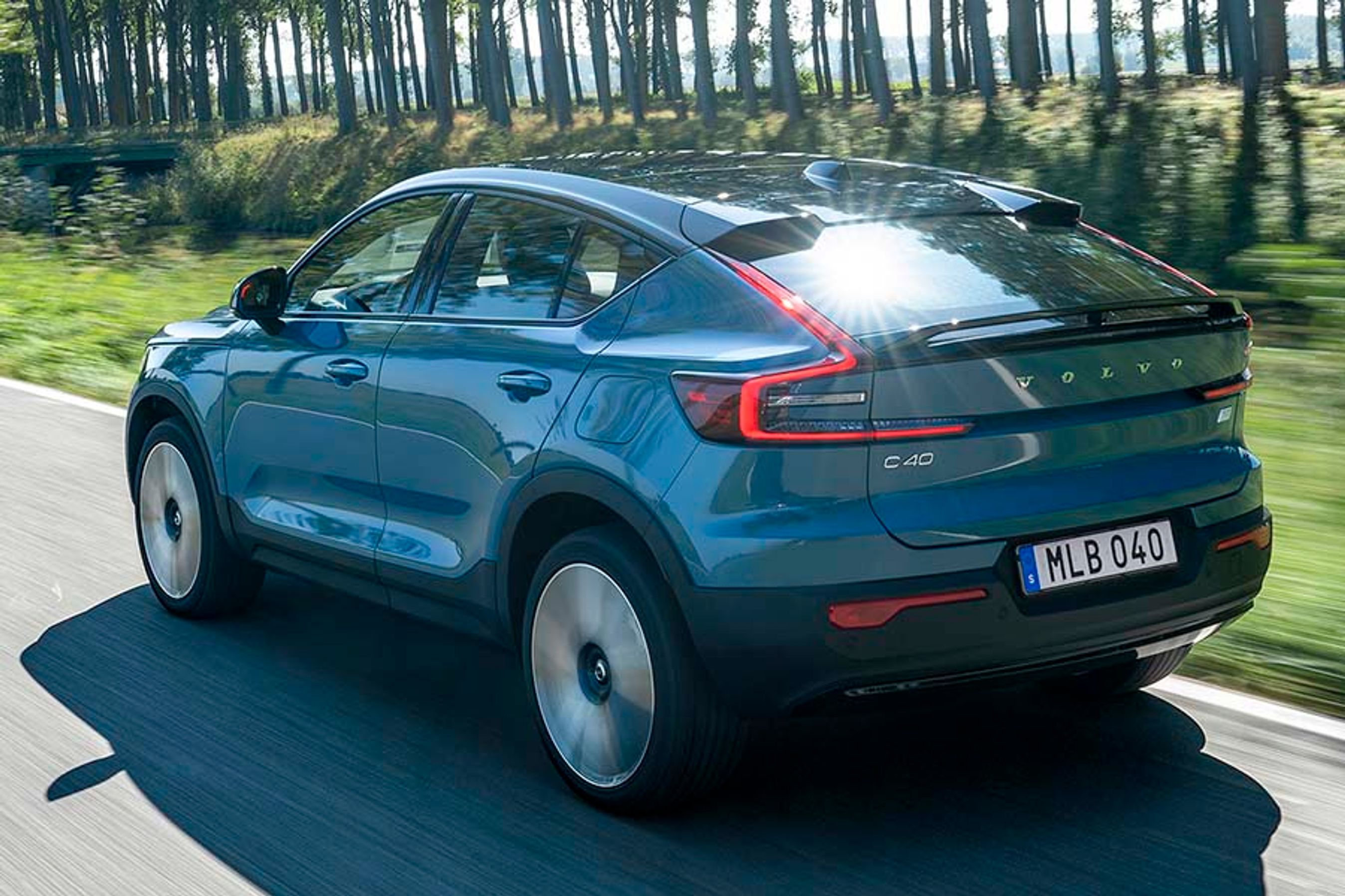 Den skrånende bagende giver bilen et unikt ydre samt en bedre aerodynamik. Der er ingen bagrudevisker på den lille bagrude.