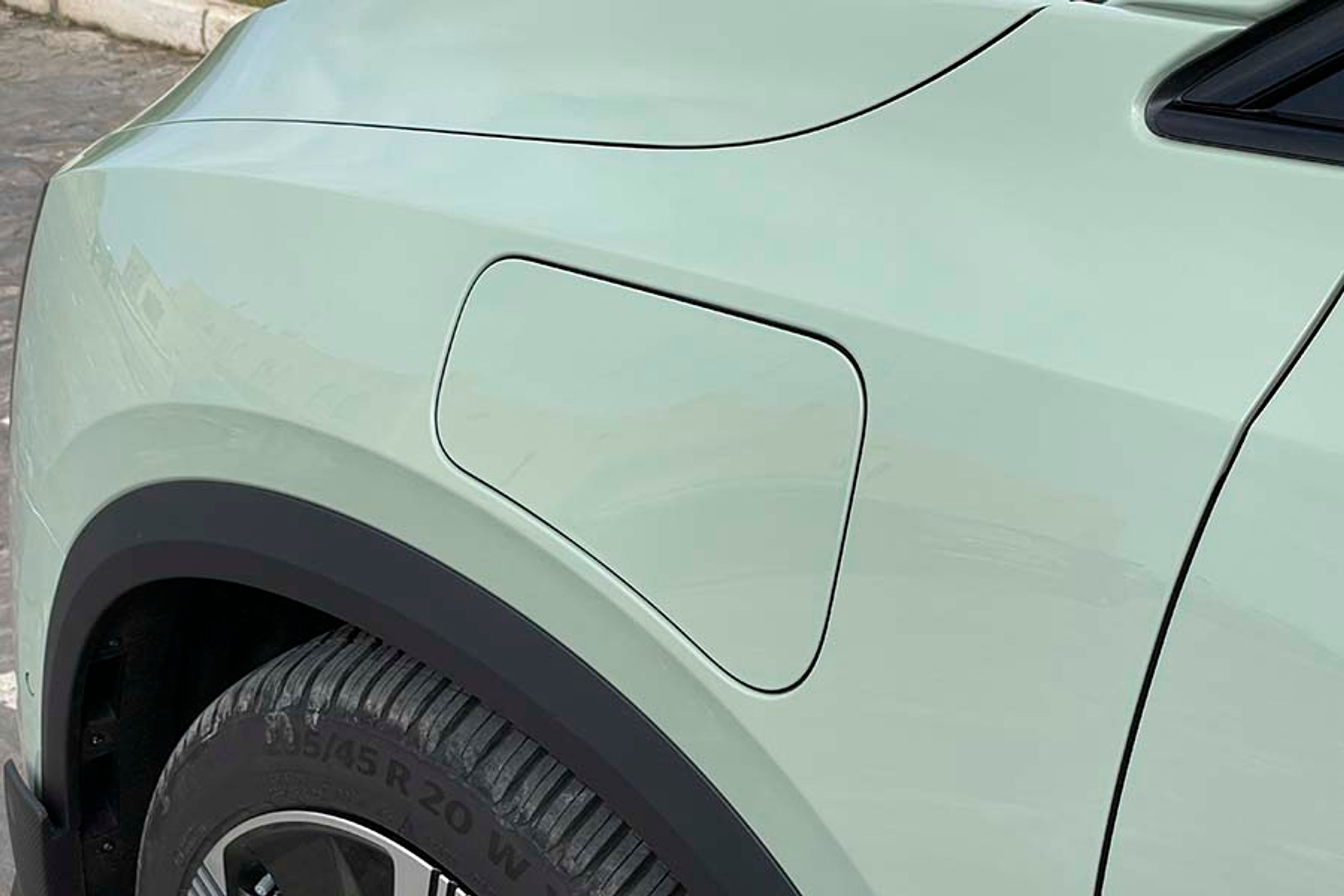 Ladelugen er flyttet fra hjørnet af fronten til midt på forskærmen. Dermed er det lettere at sætte ladestikket i.