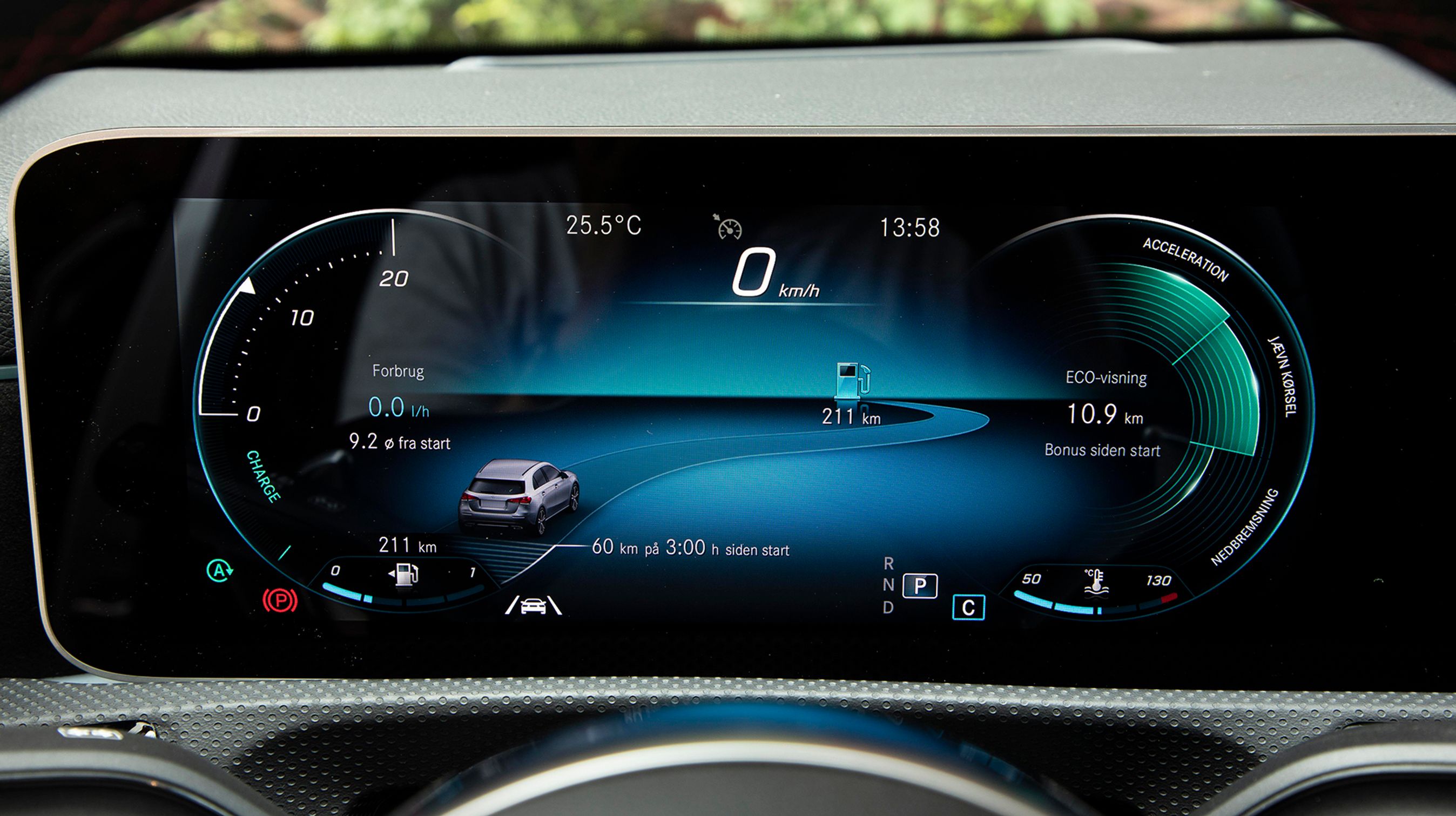 I udgaven med den store skærm er instrumentbilledet enormt. Man kan indstille det i flere temaer.