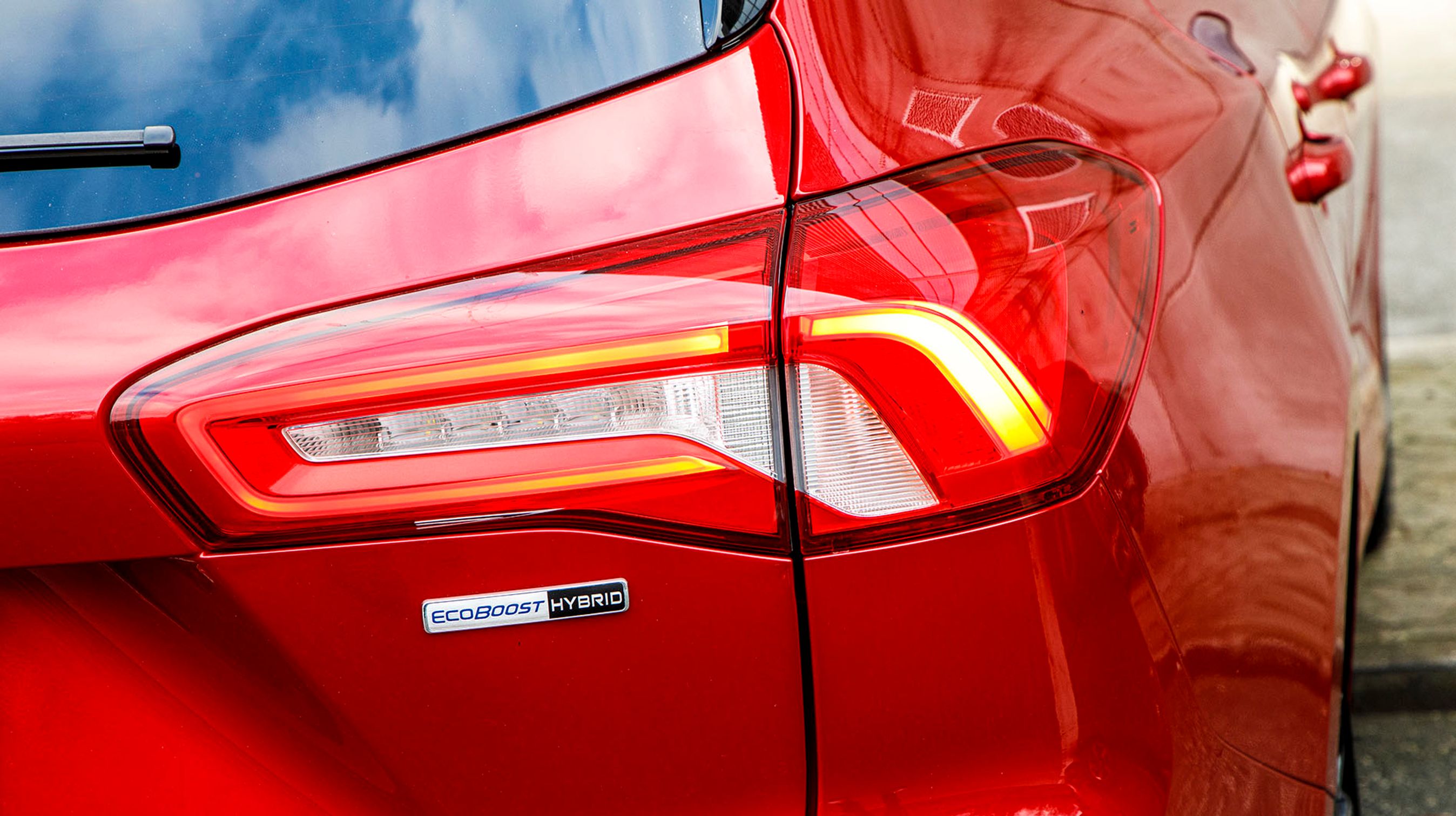 Et diskret lille skilt på bagklappen afslører, at denne udgave af Ford Focus er en hybrid.