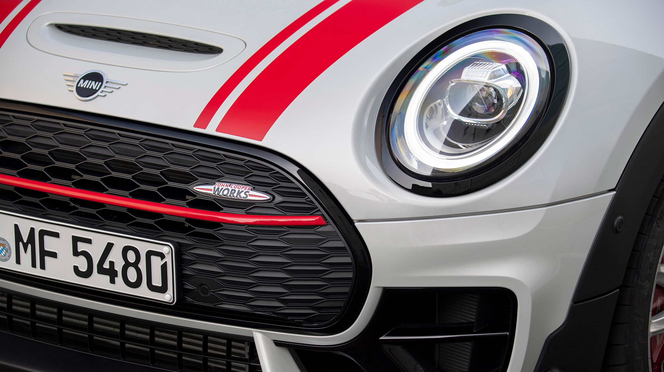 Et diskret logo i fronten fortæller, at dette er en ægte John Cooper Works-udgave.