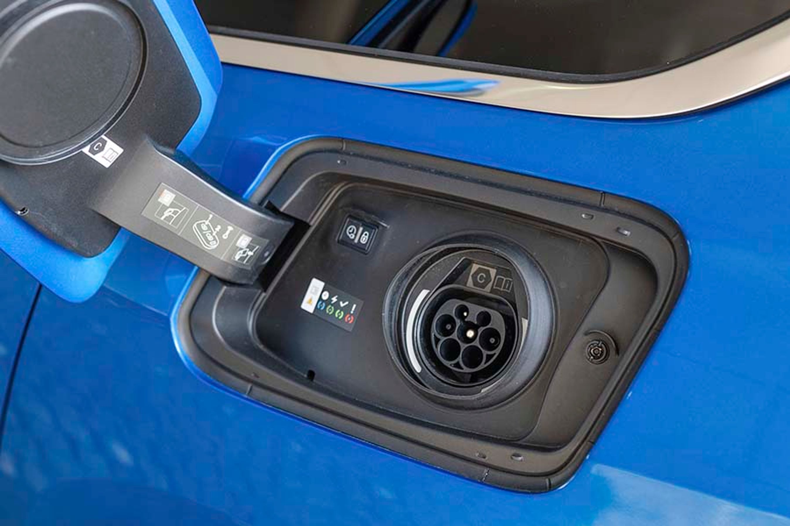 Ladeporten sidder på venstre bagskærm. Laderen kan klare op til 7,4 kW, men da den kører på kun én fase, vil det i praksis i Danmark sige 3,7 kW.