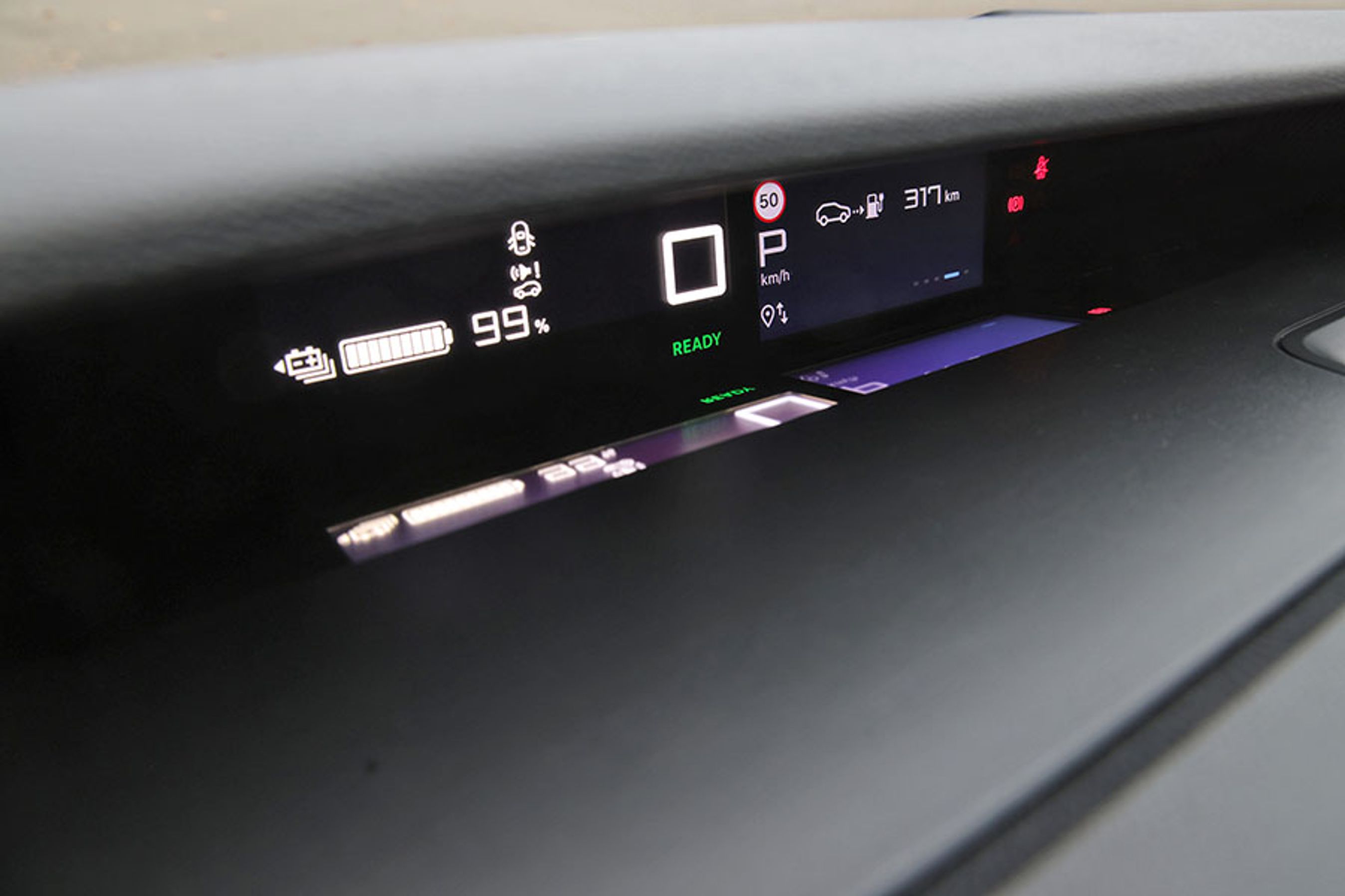 Instrumenthusets visning dannes i virkeligheden i et spejl, der spejler det vandrette display, der er placeret i instrumentbordet tæt ved foruden.