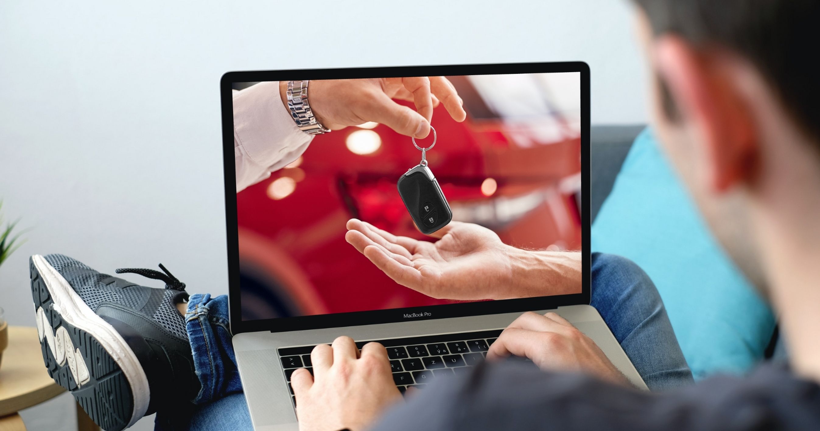 Mand søger efter brugt bil på nettet