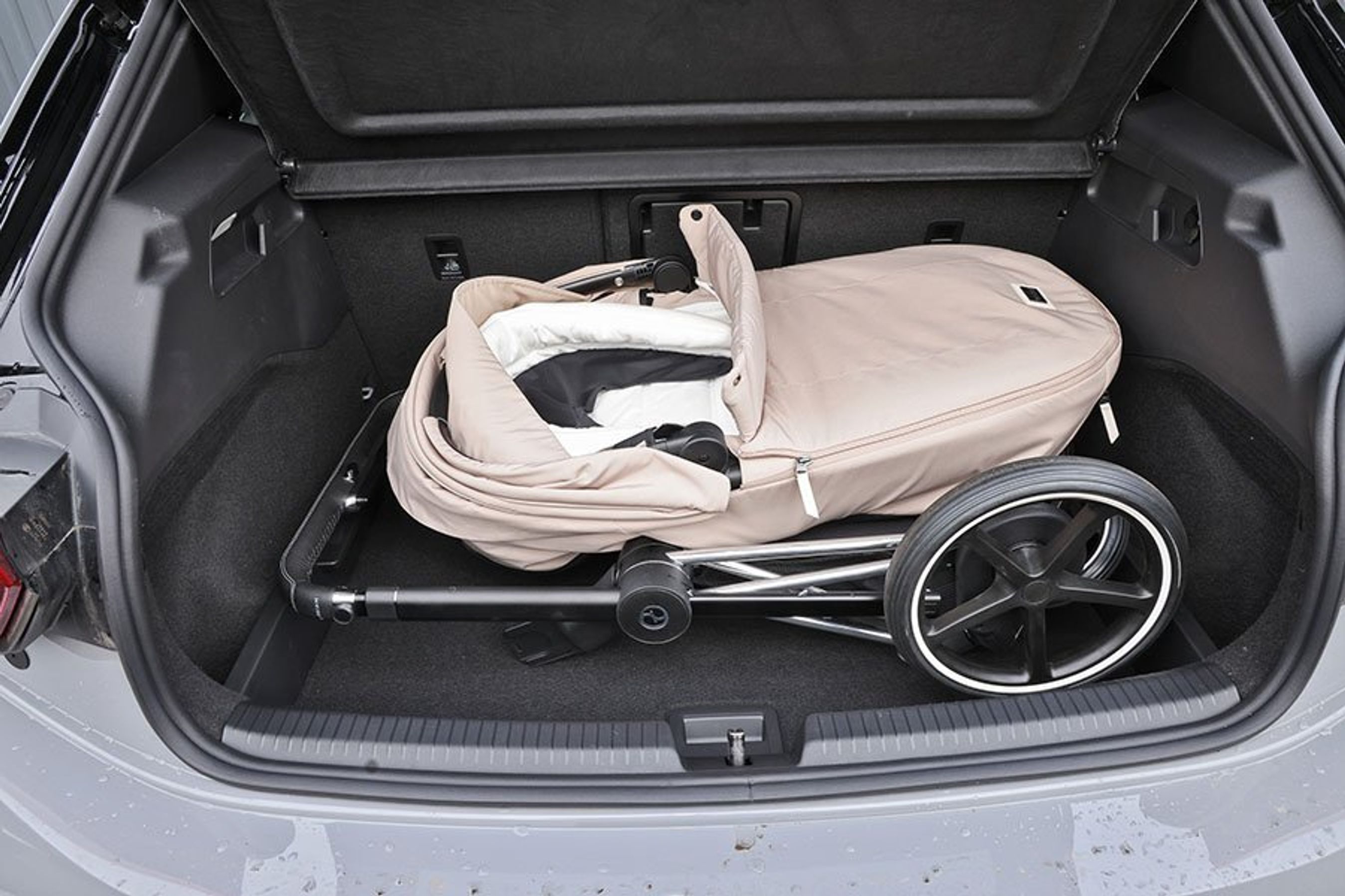 Barnevogn i bagagerummet på en VW ID.3