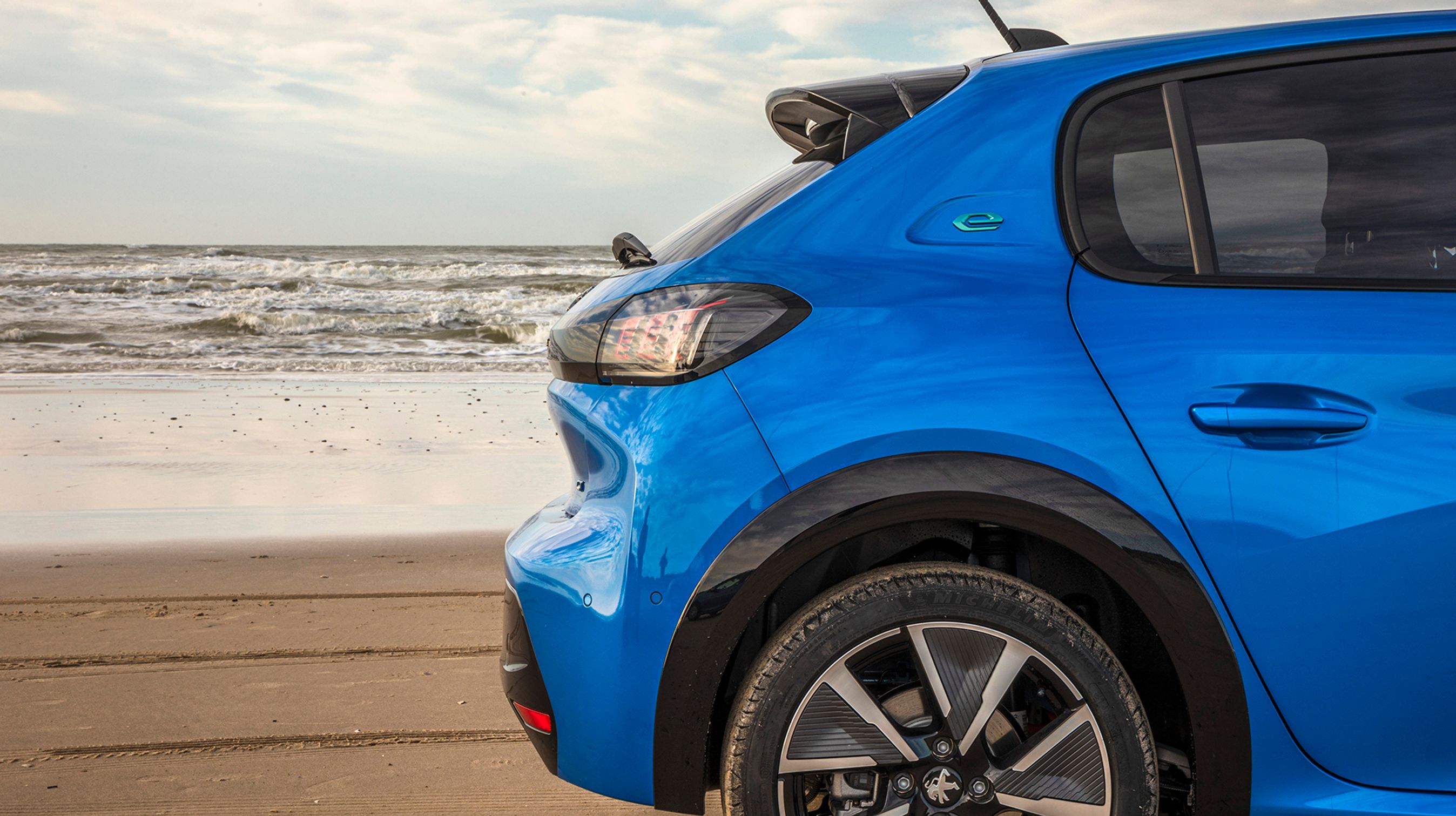 Et lille ’e’ på c-stolpen er et tydeligt bevis på at det er elbilen af Peugeot 208 man står overfor. Elbilen har selvsagt heller ingen udstødningsrør.