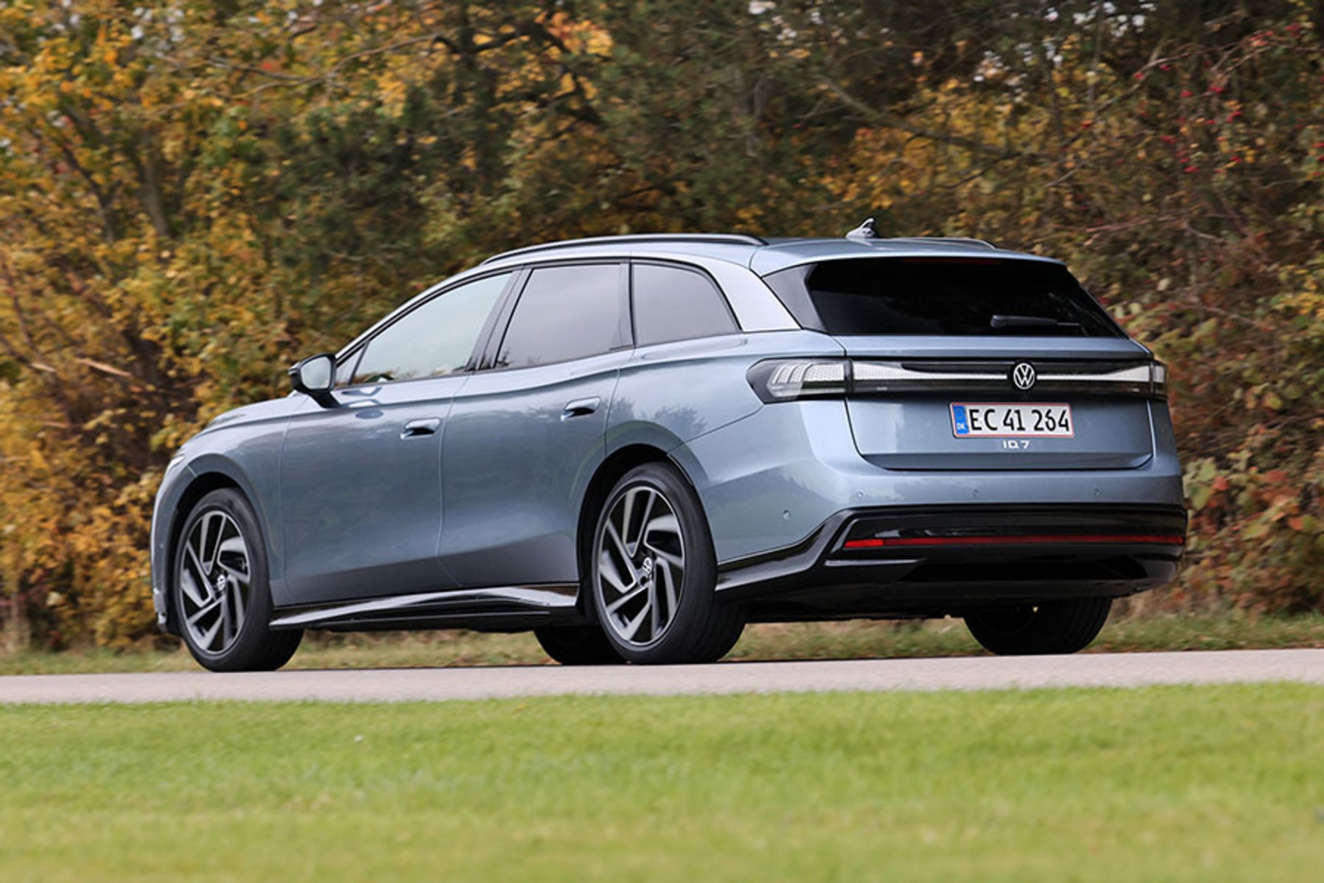 VW ID.7 Tourer set bagfra foran træer