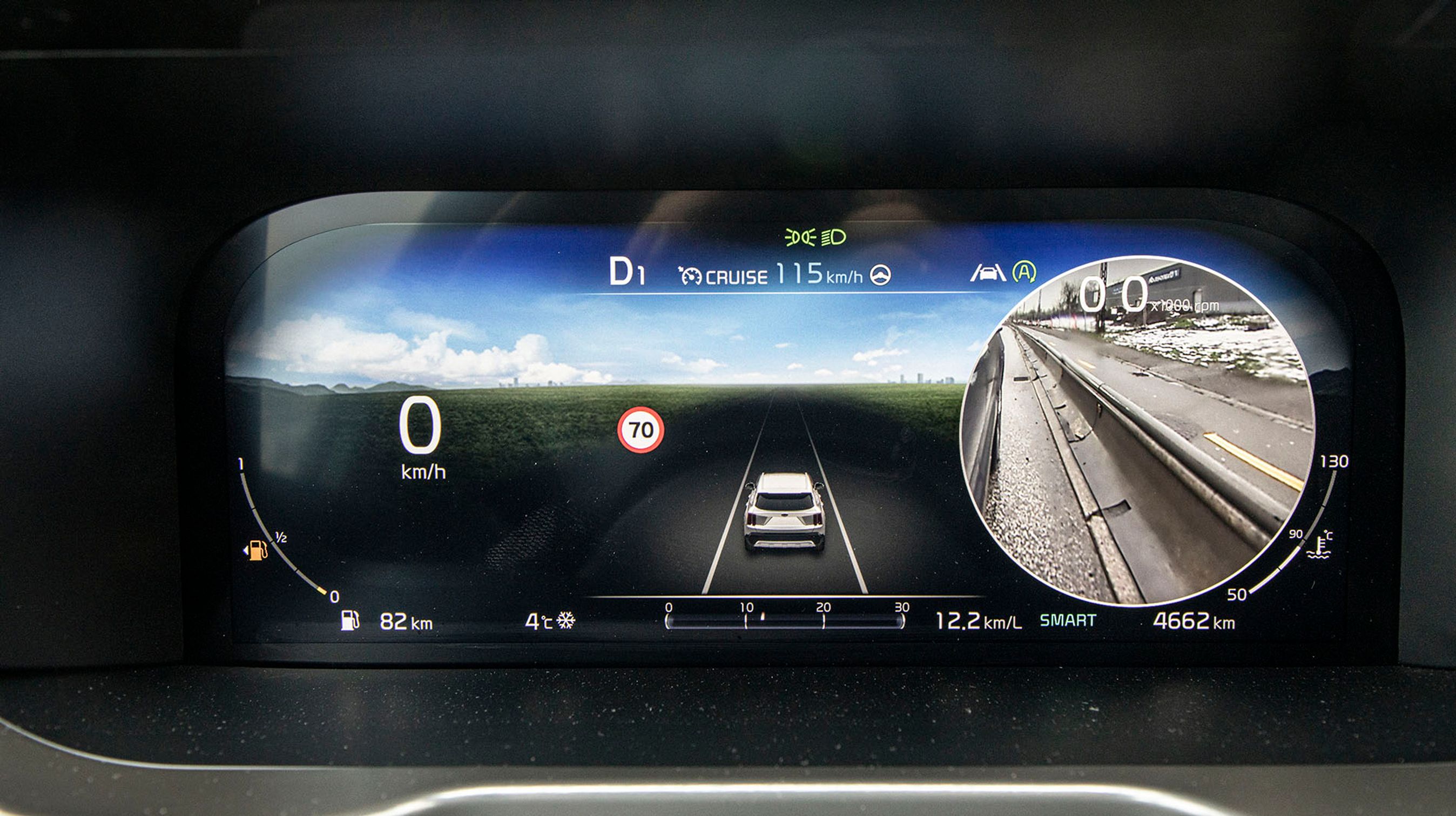 Det er smart, at man i instrumenthuset får vist et billede fra kameraet ned langs siden på bilen, når man blinker. Det øger muligheden for at orientere sig. Det fungerer dog ikke særlig godt i regnvejr.