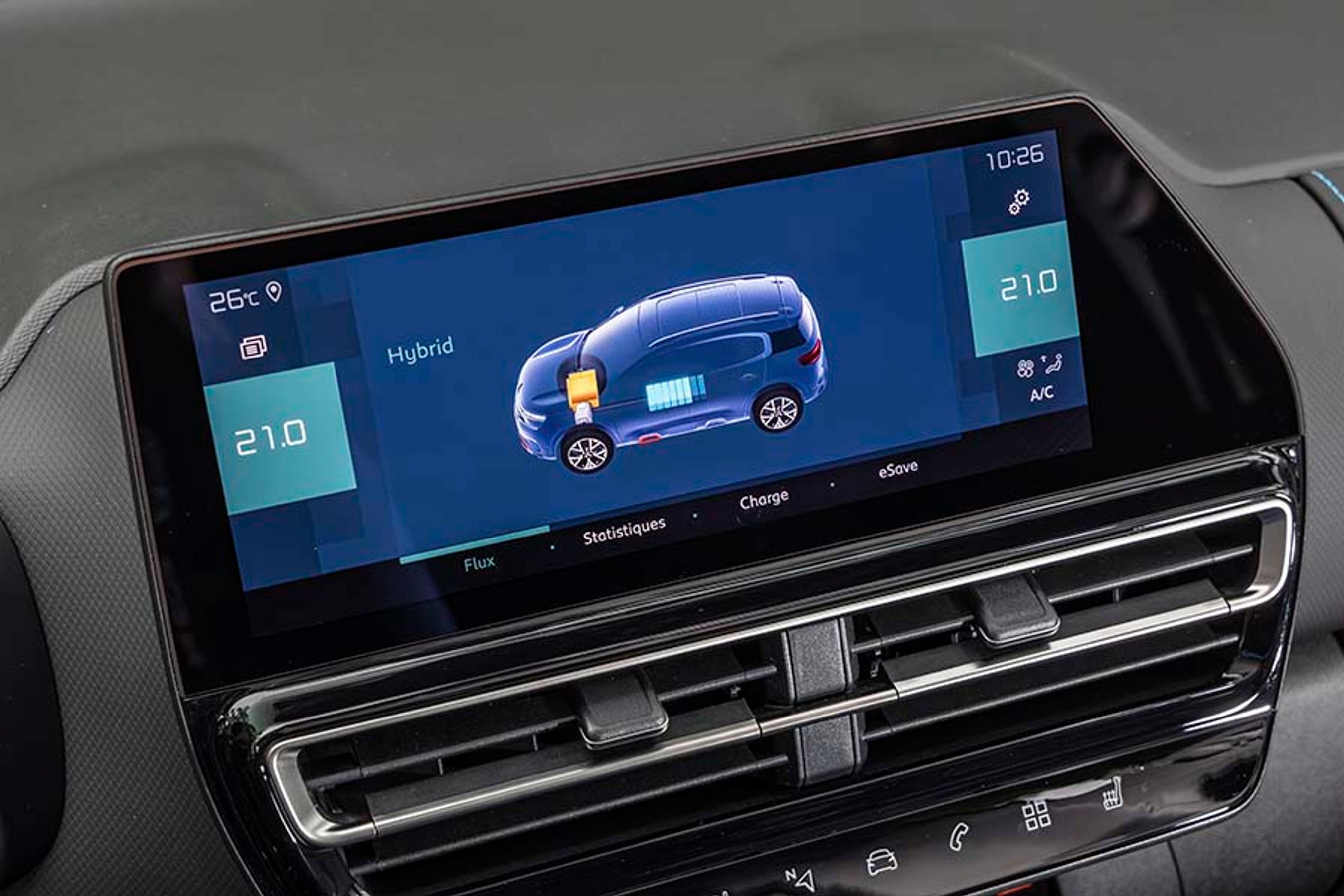 Der er nu en 10-tommerskærm i alle udgaverne, men det er ikke på grund af skærmens opbygning, at man skal vælge bilen. Det hele foregår langsomt, og selve menuerne er lidt uigennemskuelige. Der er er mulighed for trådløs Apple CarPlay.