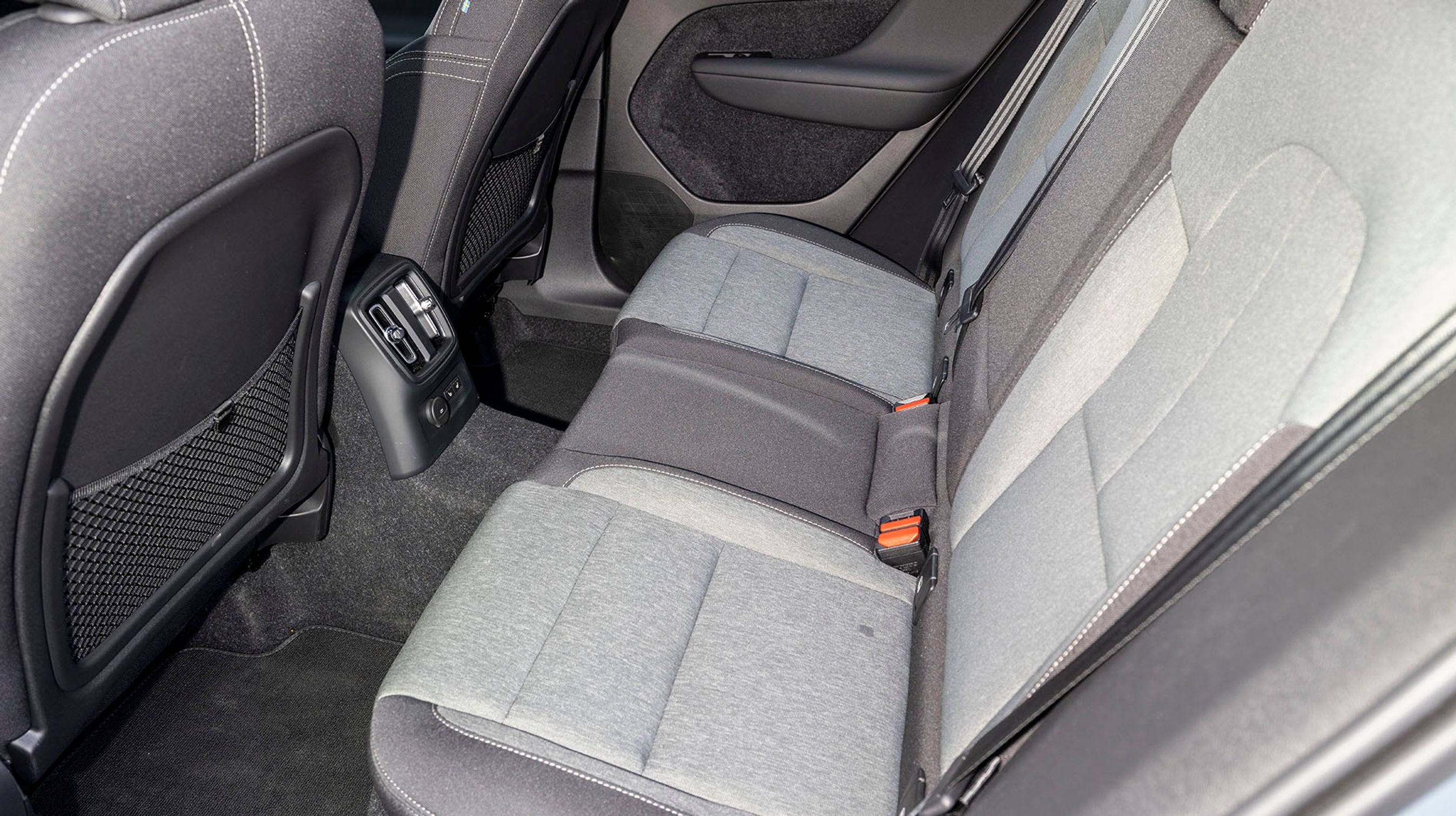 Man sidder ret oprejst, og det giver en god siddekomfort og god knæplads ved bagsædet. Der er friskluftdyser, men også en ret høj tunnel, der generer benpladsen ved midterpladsen.