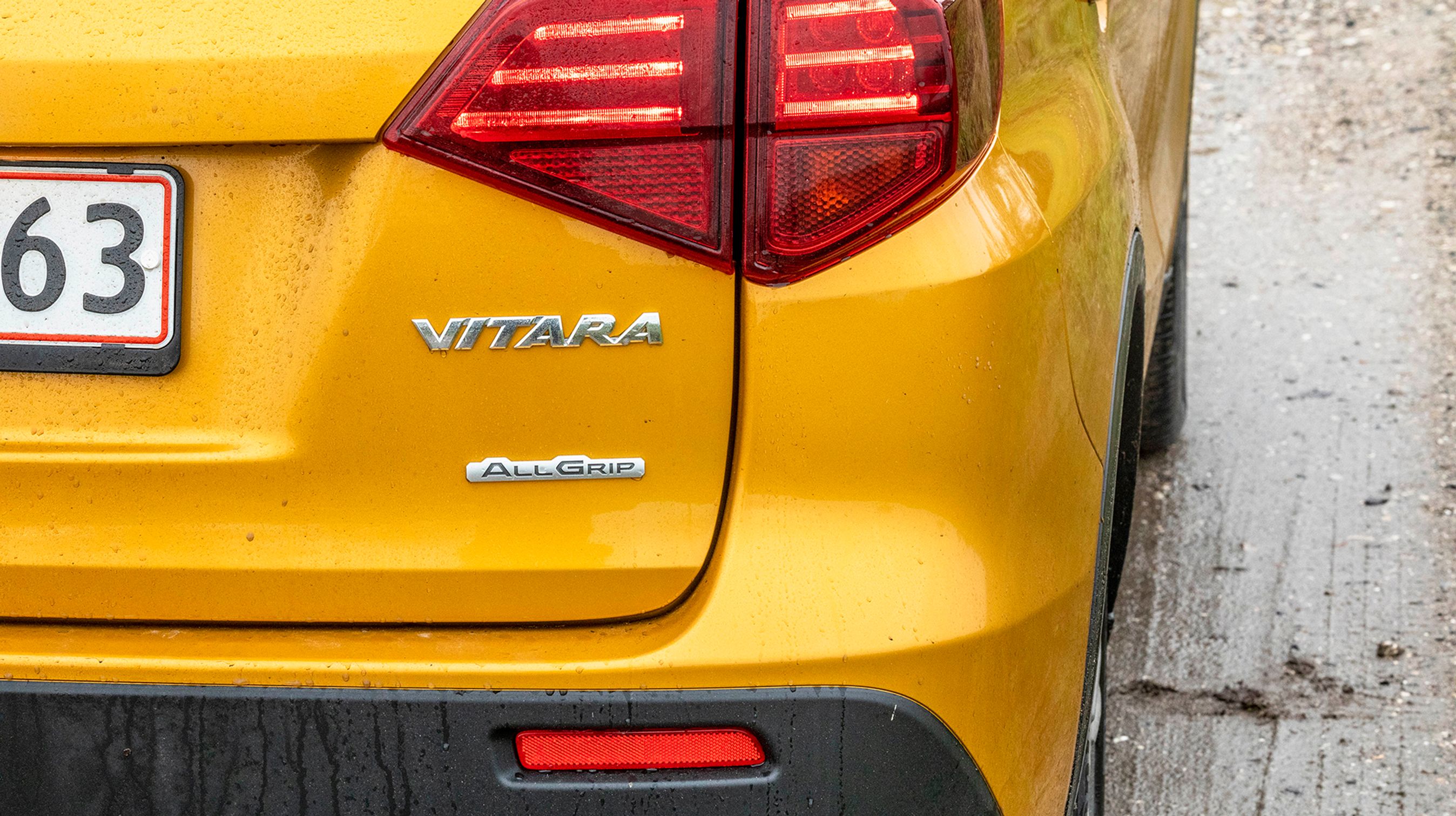Det lille Allgrip-skilt indikerer, at der er tale om den firehjulstrukne udgave. Den vil normalt køre mest med forhjulstræk og først aktivere træk på baghjulene, når der er behov for ekstra antrit.