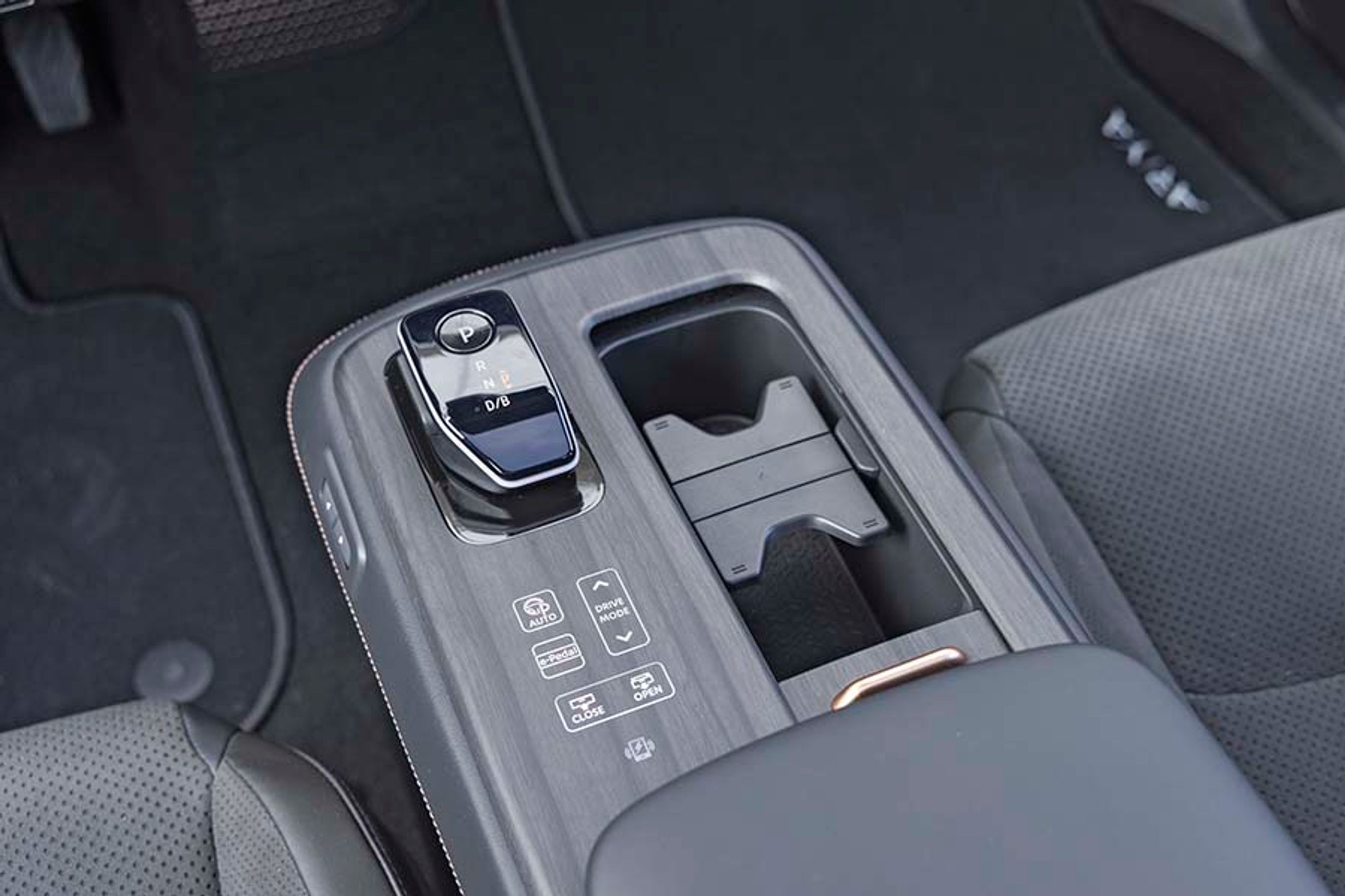 Gearvælgeren er placeret som en elektronisk enhed på midterkonsollen, der kan forskydes elektrisk via en knap. En del knapper er indbygget i det trælignende panel, og de er lidt svære at betjene under kørslen.