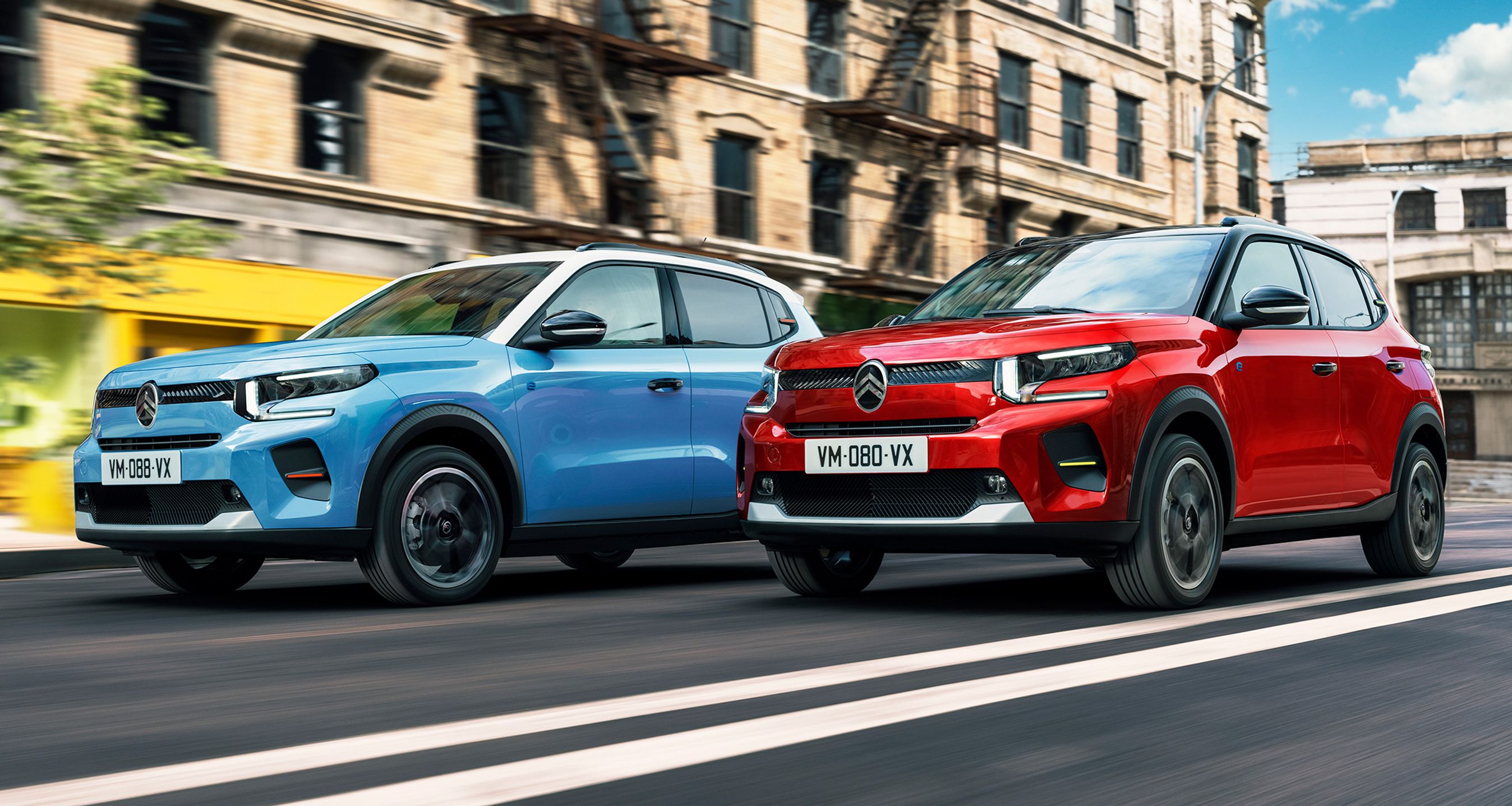 Blå og rød Citroën C3 forfra.