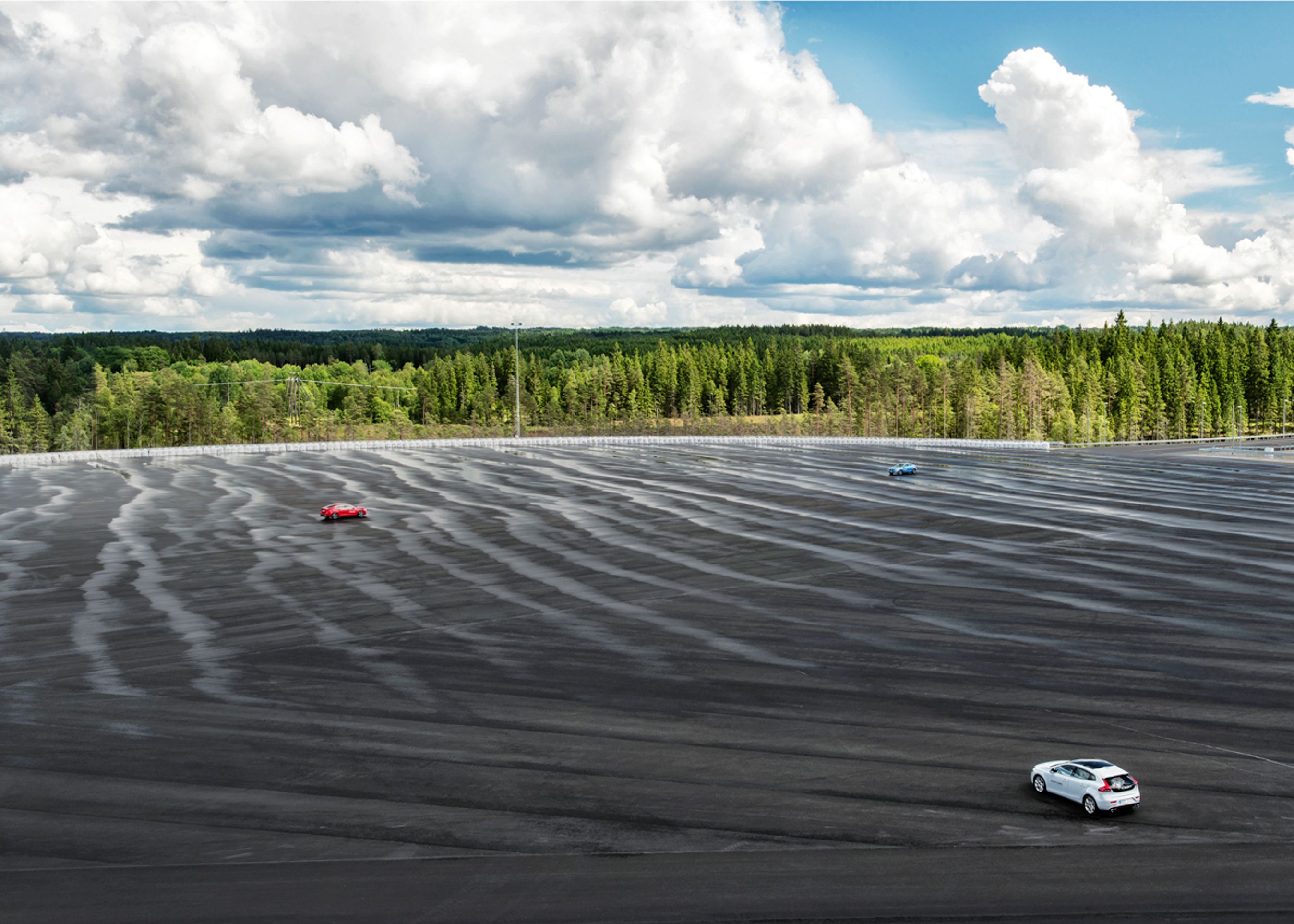 Det enorme asfaltområde her er fuldstændig jævnt og lige. Her kan tre biler mødes i høj fart, efter de er accelereret op fra hver sin tilløbsbane.