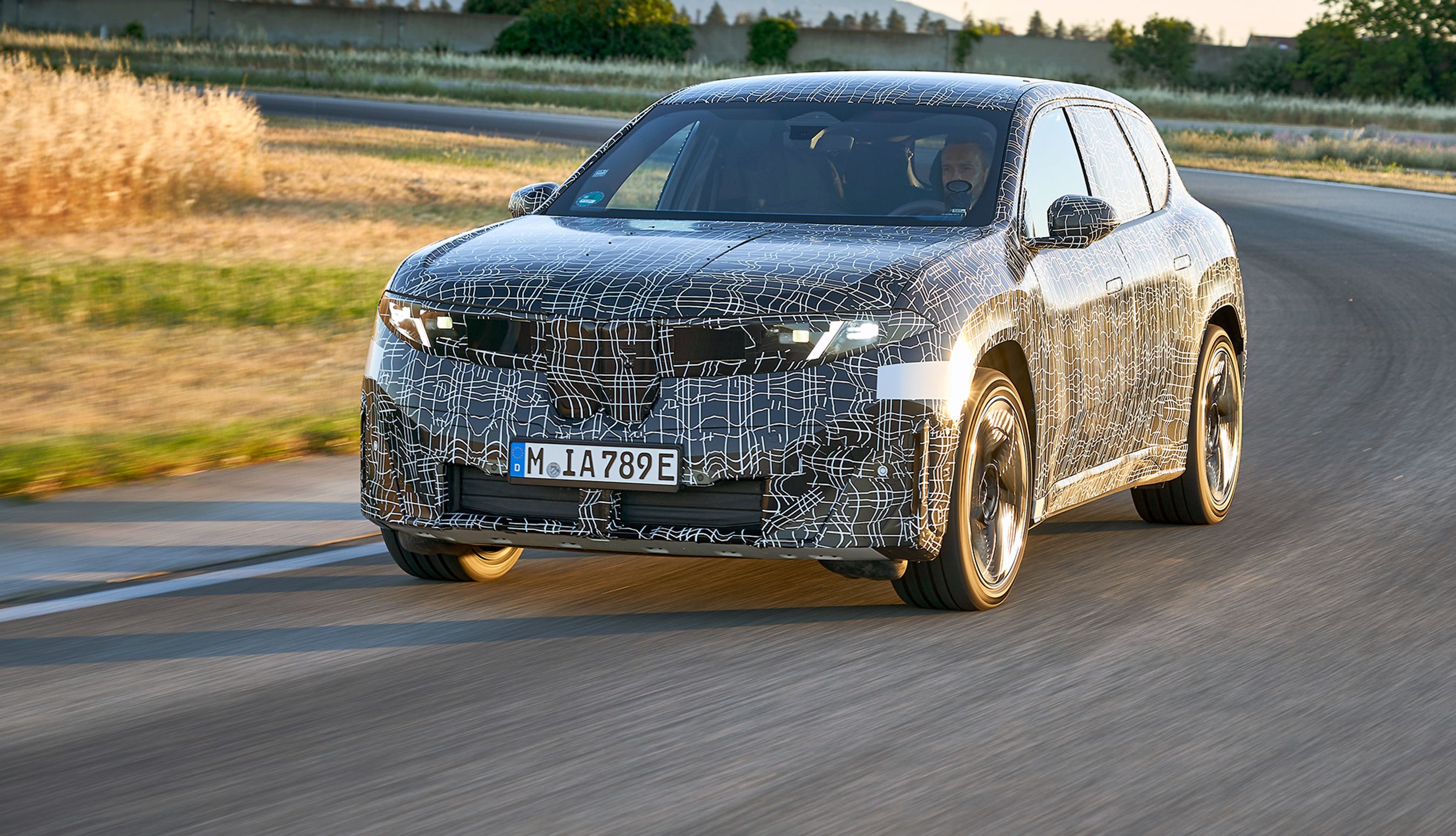 Kamufleret BMW iX3 forfra.