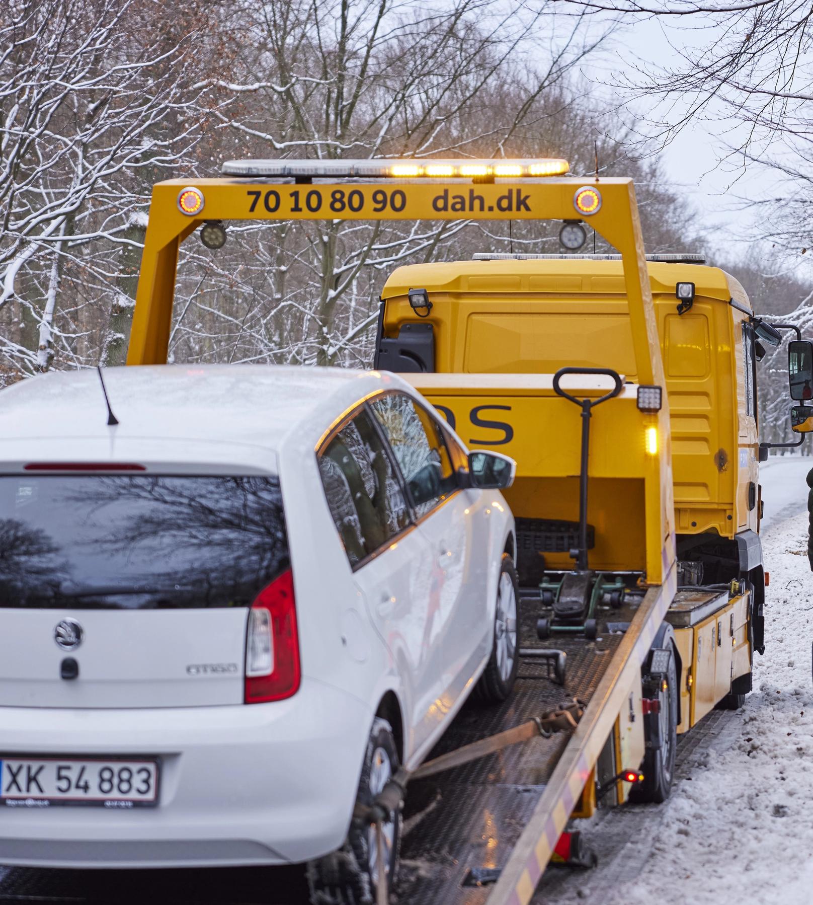 FDM Vejhjælp - mand taler med FDM Vejhjælp ved bugsering af sin bil