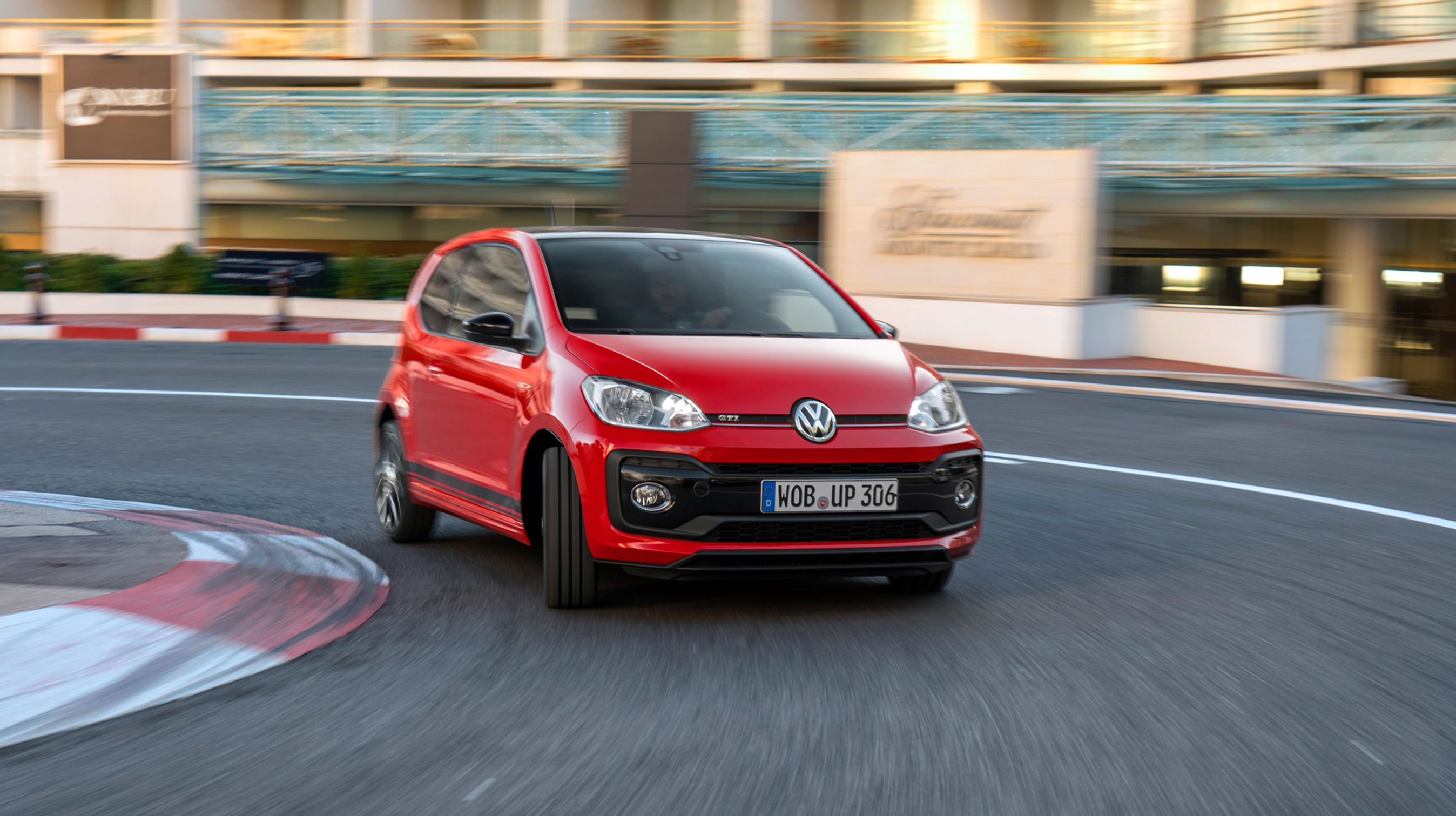 VW Up GTI kører i sving