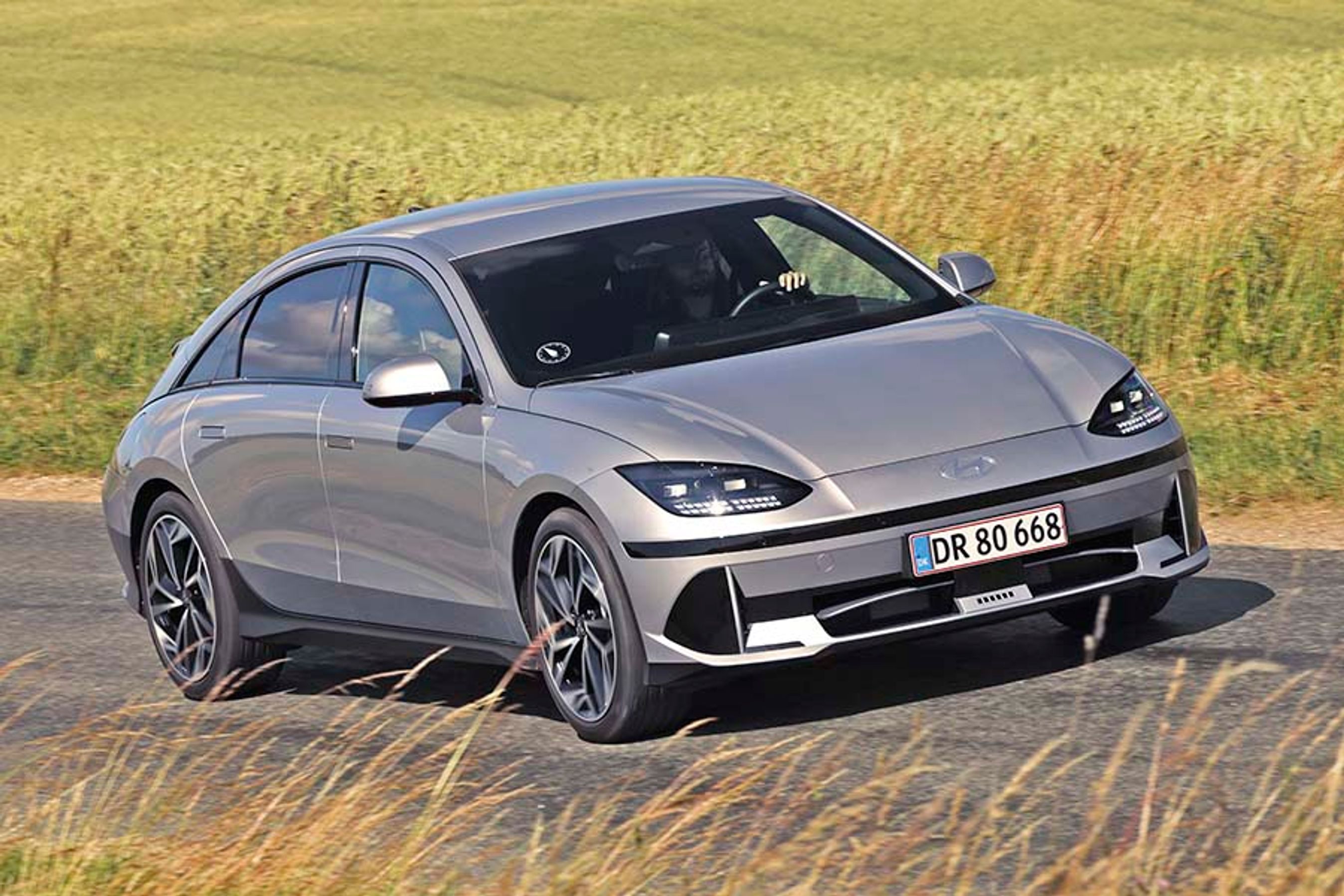 Ioniq 6 er nærmere mandel- end dråbeformet. Og det er med til at give bilen et lavt energiforbrug. Den er også første elektriske Hyundai med adaptive LED-forlygter. 