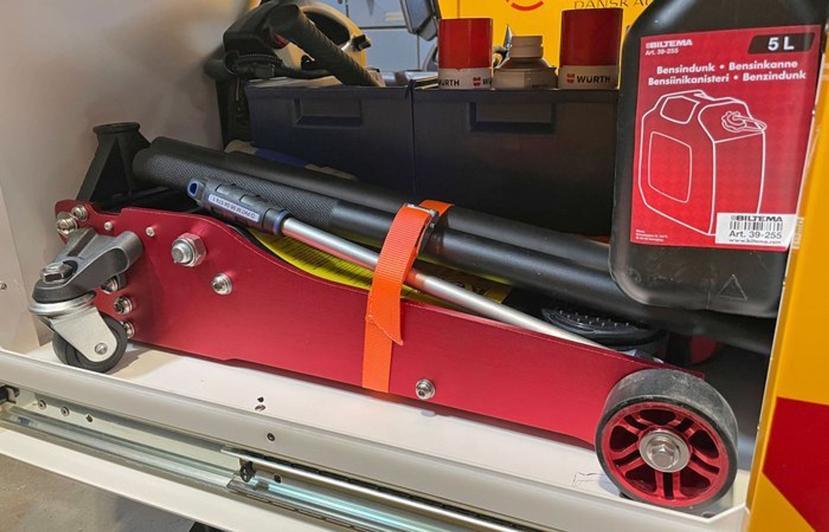 Inde i værktøjsskabet er der bl.a. en værksteddonkraft (den er tung) og to reservedunke. De er tomme, indtil de skal bruges.