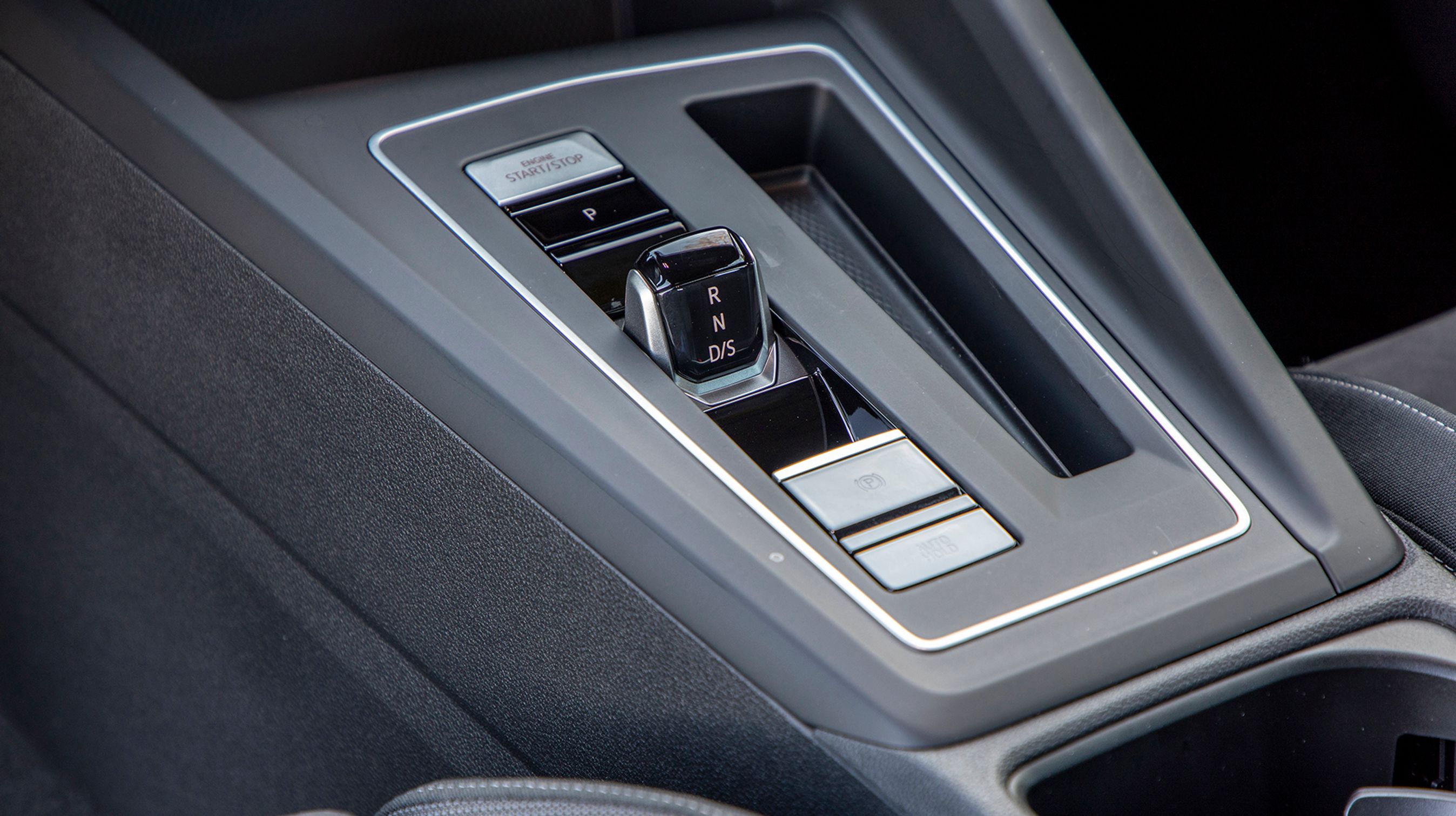 Gearvælgeren er blevet til denne lille knap, der blot skal vippes frem eller tilbage, når man vil køre med bilen. Den springer selv i 'P', når turen er slut.