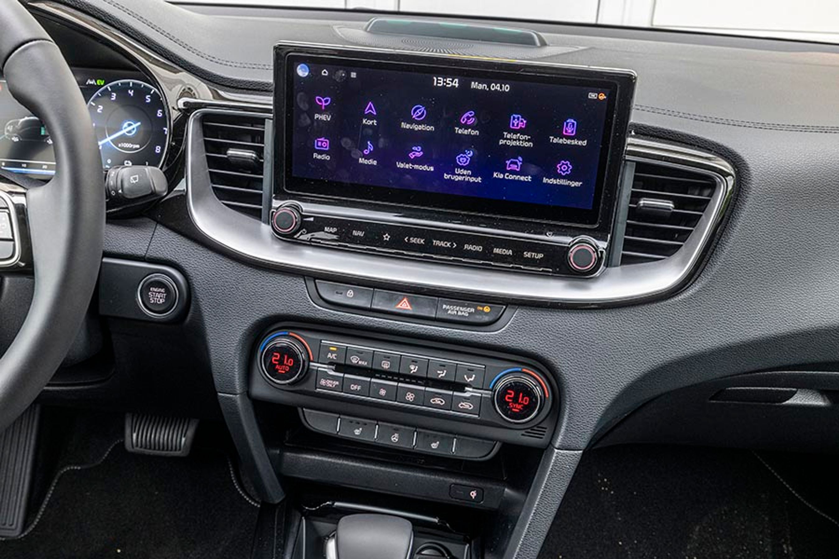 Basis-trykskærmen er på 8” og har trådløs Apple CarPlay og Android Auto. Testbilen havde den større 10”-skærm med navigation og Kia Connect til 11.500 kr.