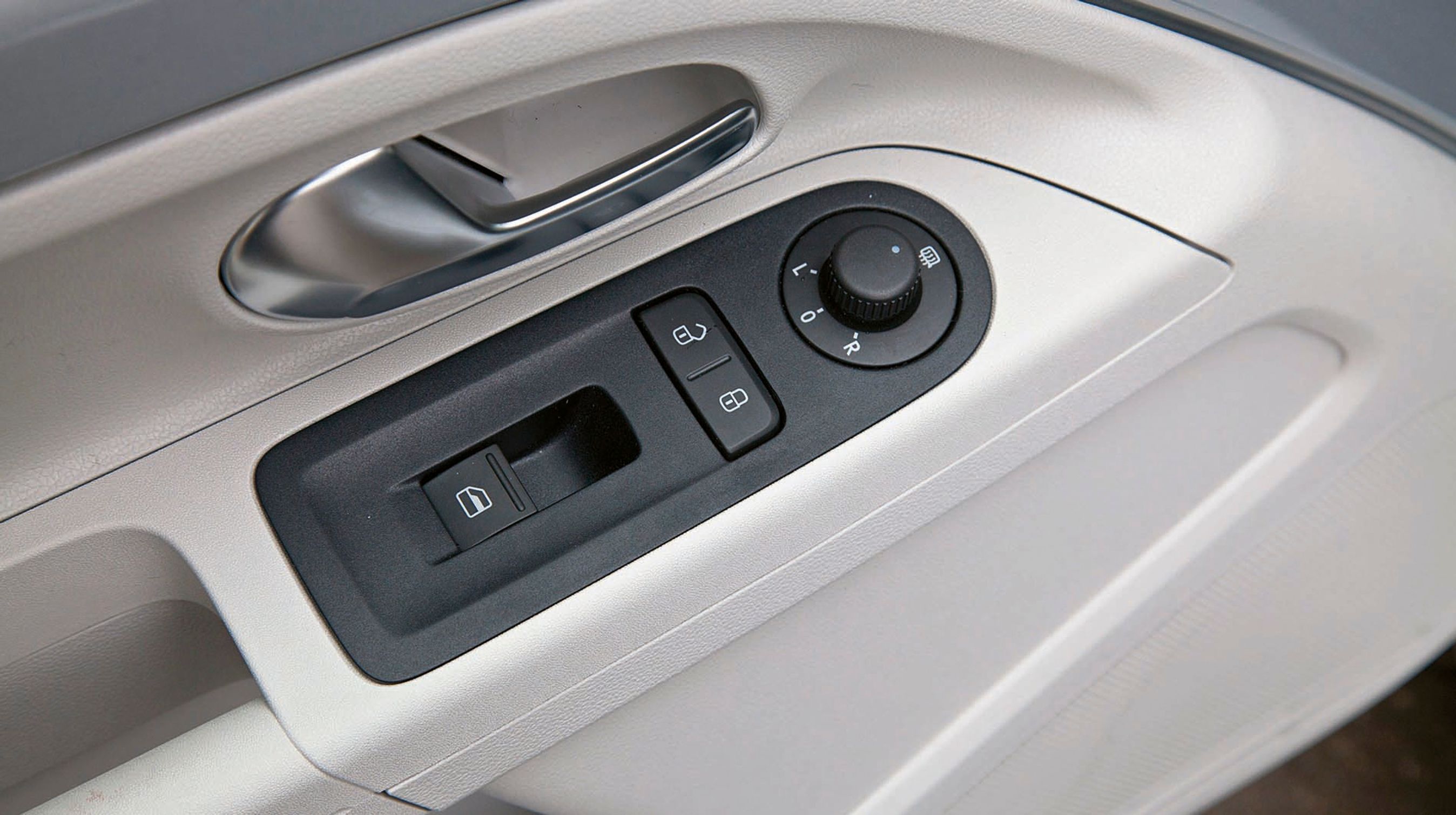 Elruder er standard, mens elspejle med varme er en del af DK-pakken. Højre rude betjenes ved højre dør.