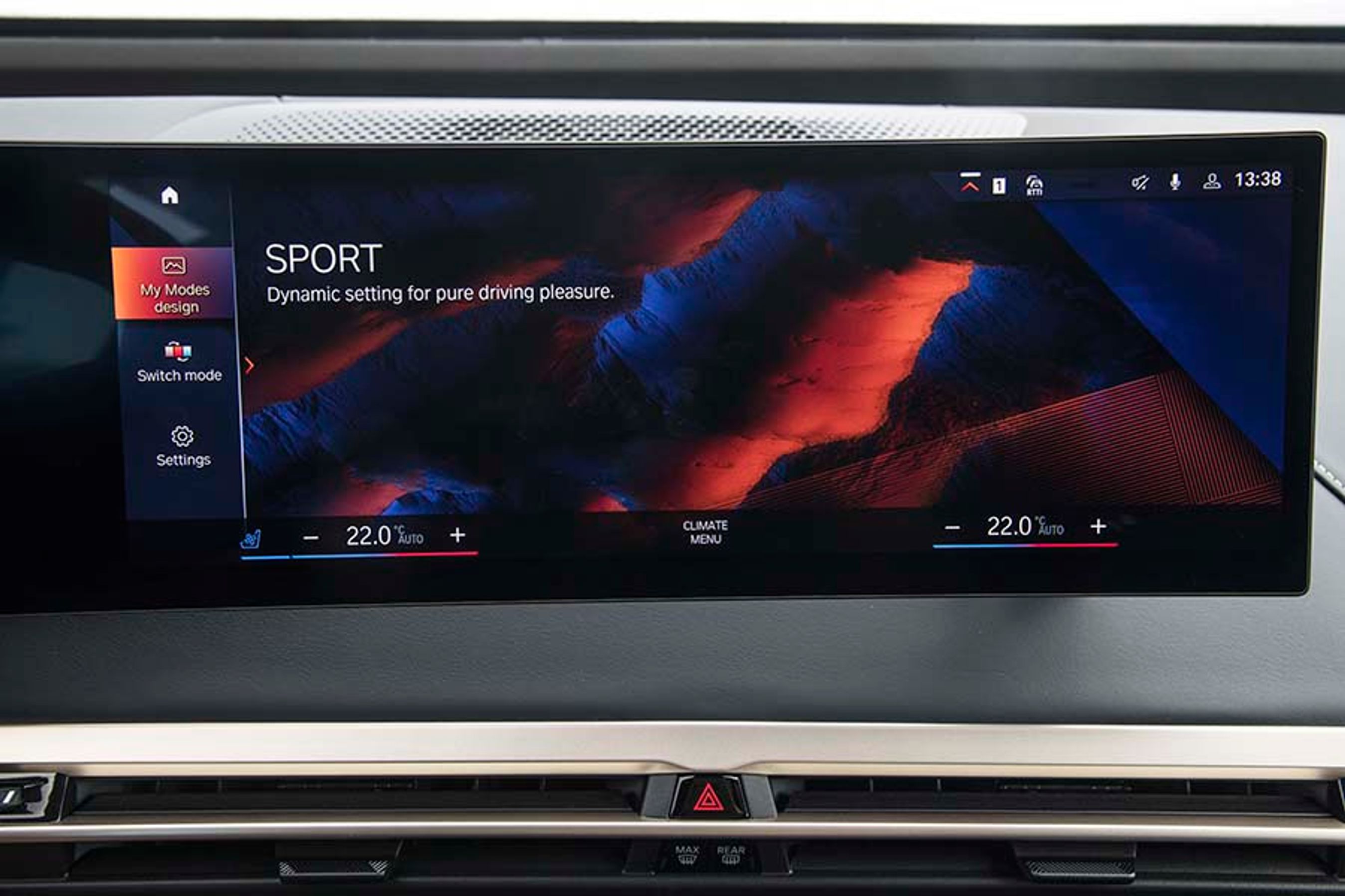 Opløsningen på den store, buede skærm er imponerende, og alle informationer er lette at afkode.