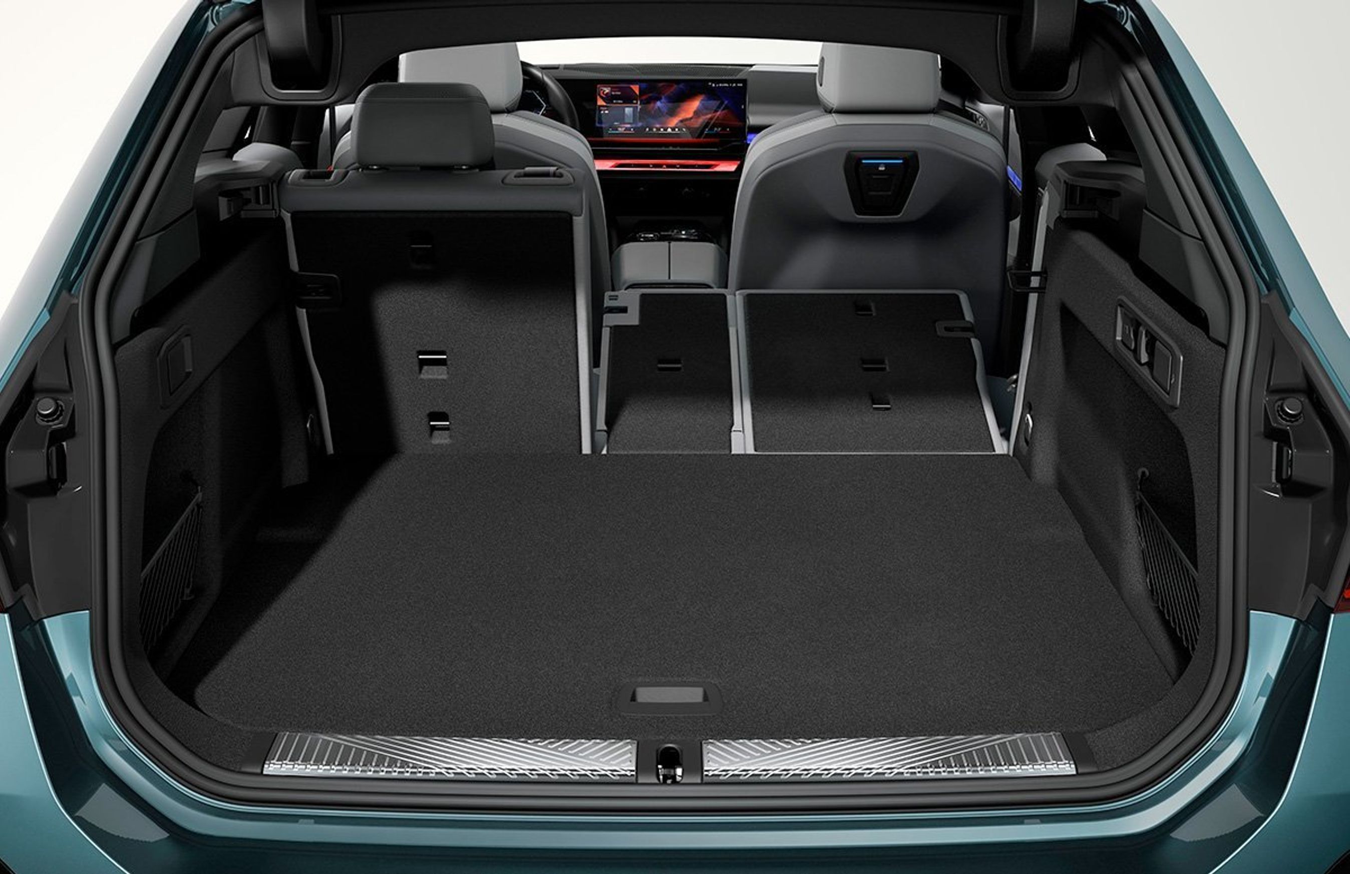 Bagagerummet i BMW i5.