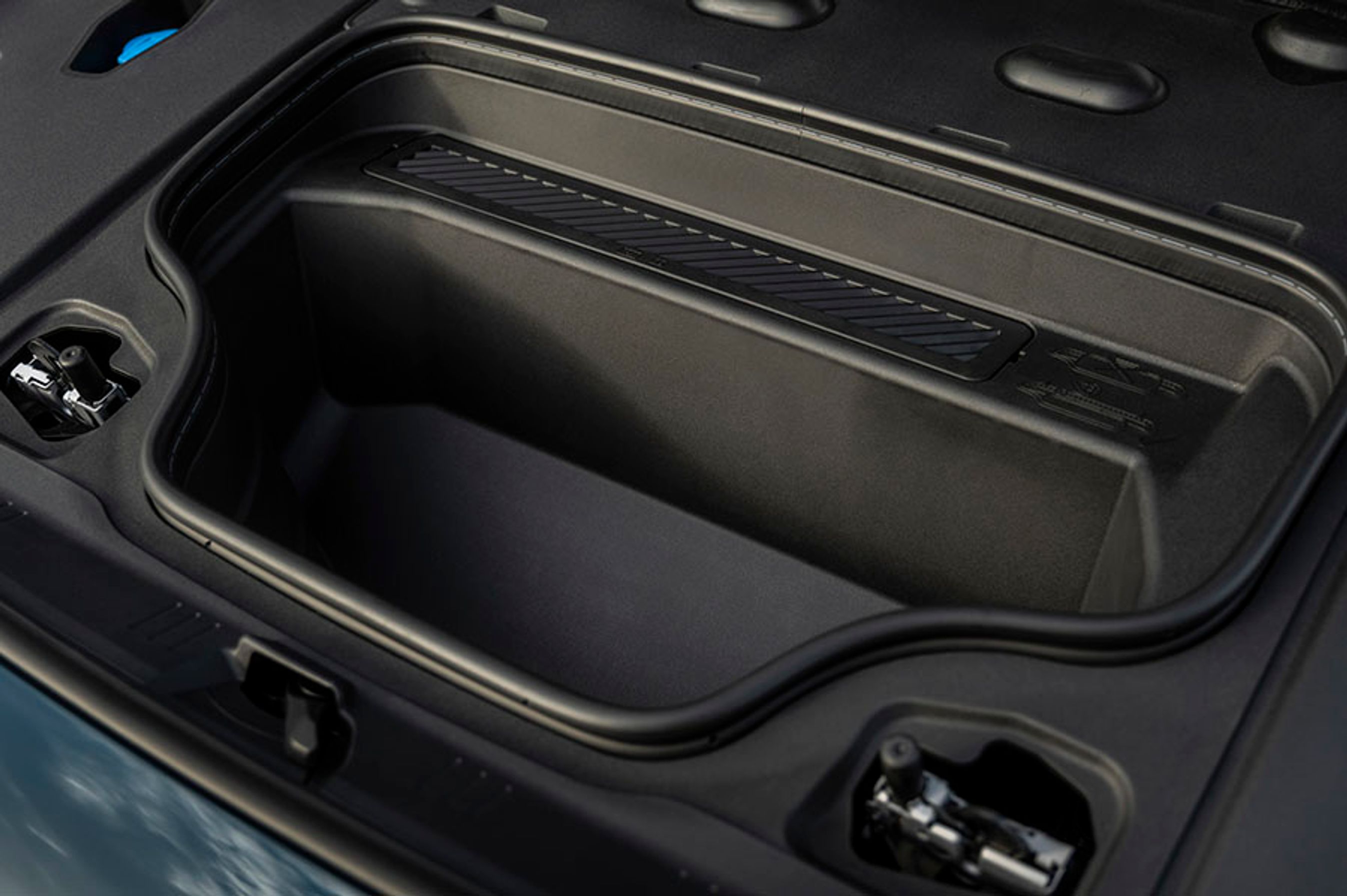 A6 har en godt rum under frontklappen. Det er på 27 liter.