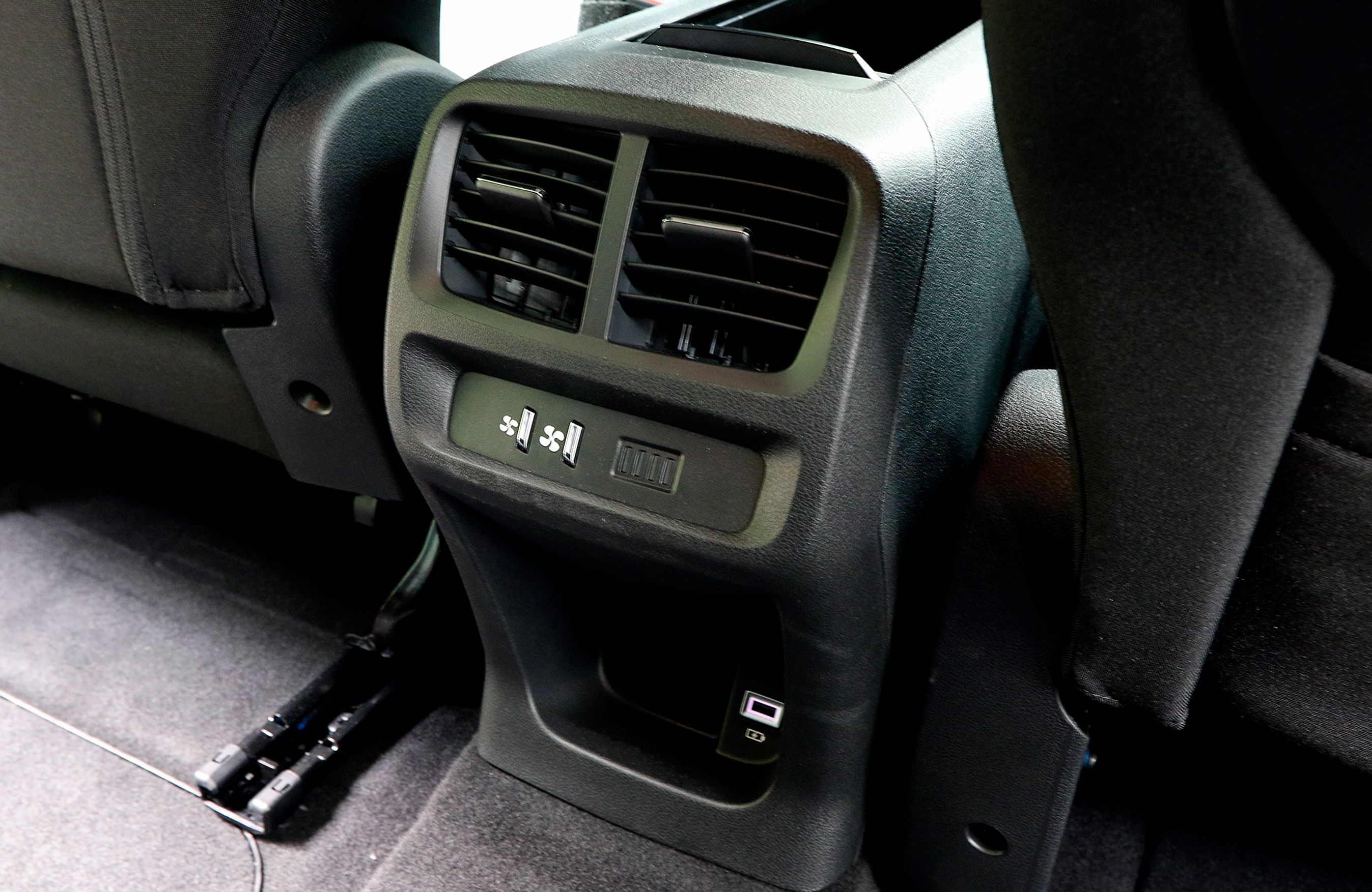 Luftdyser og usb-stik til bagsædet.