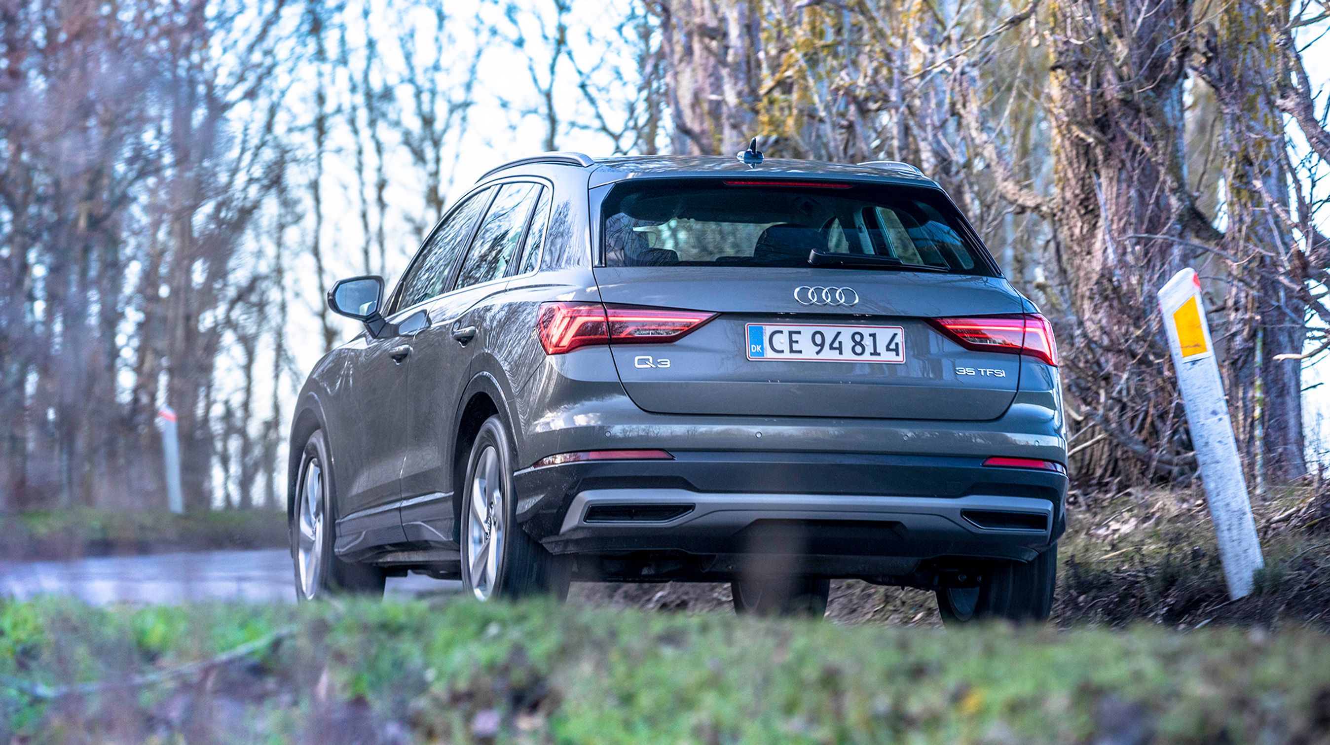 Bagtil er de vandret LED-lygter med til at give bilen et personvognsagtigt Audi-look. 35 TFSI er en kode, hvor 35 henviser til et ydelsesniveau – i dette tilfælde 150 hk – og TFSI fortæller, at det er en benzinmotor.