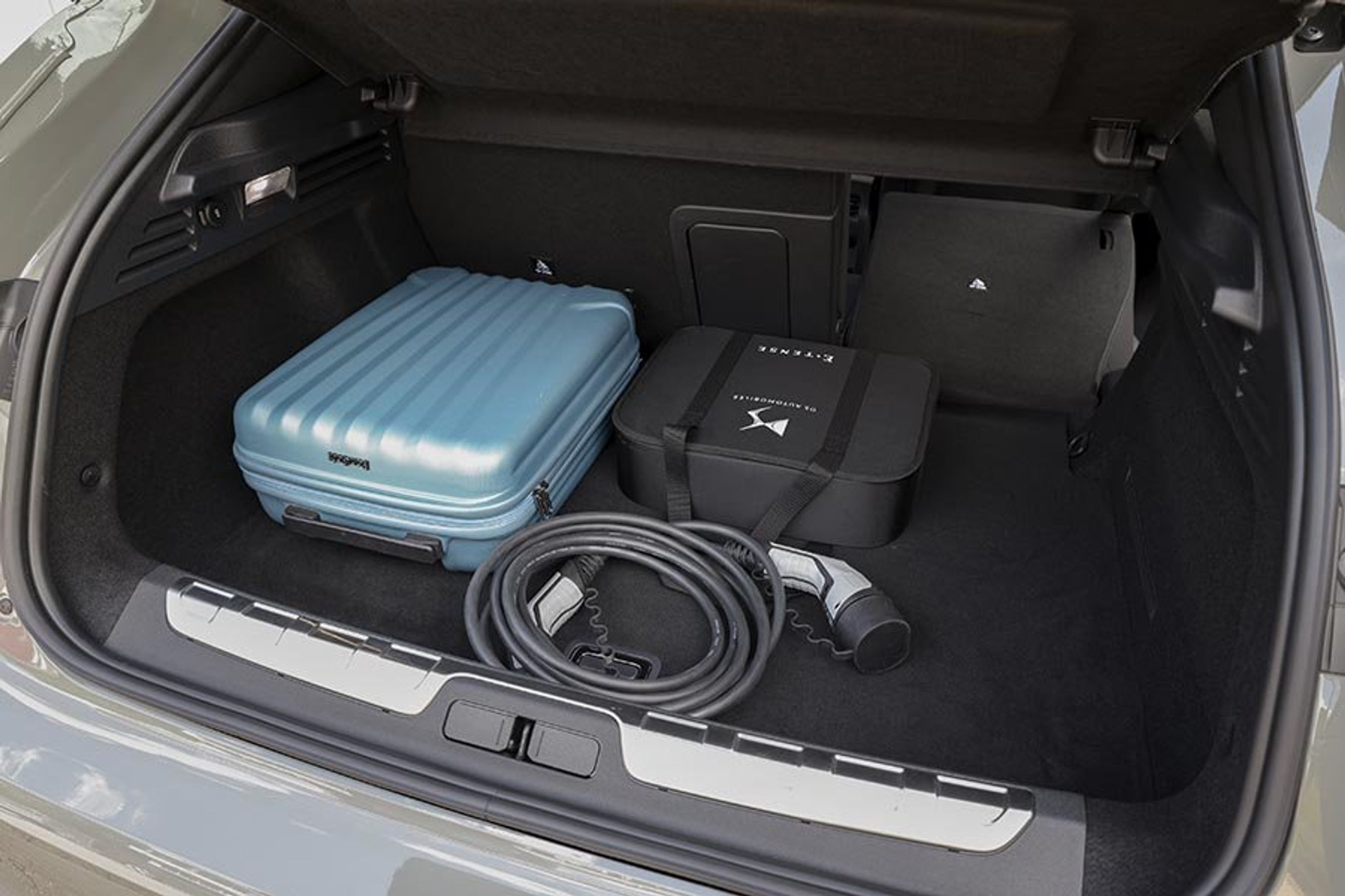 Bagagerummet er ikke vildt imponerende i sin størrelse, men det er flot beklædt. 