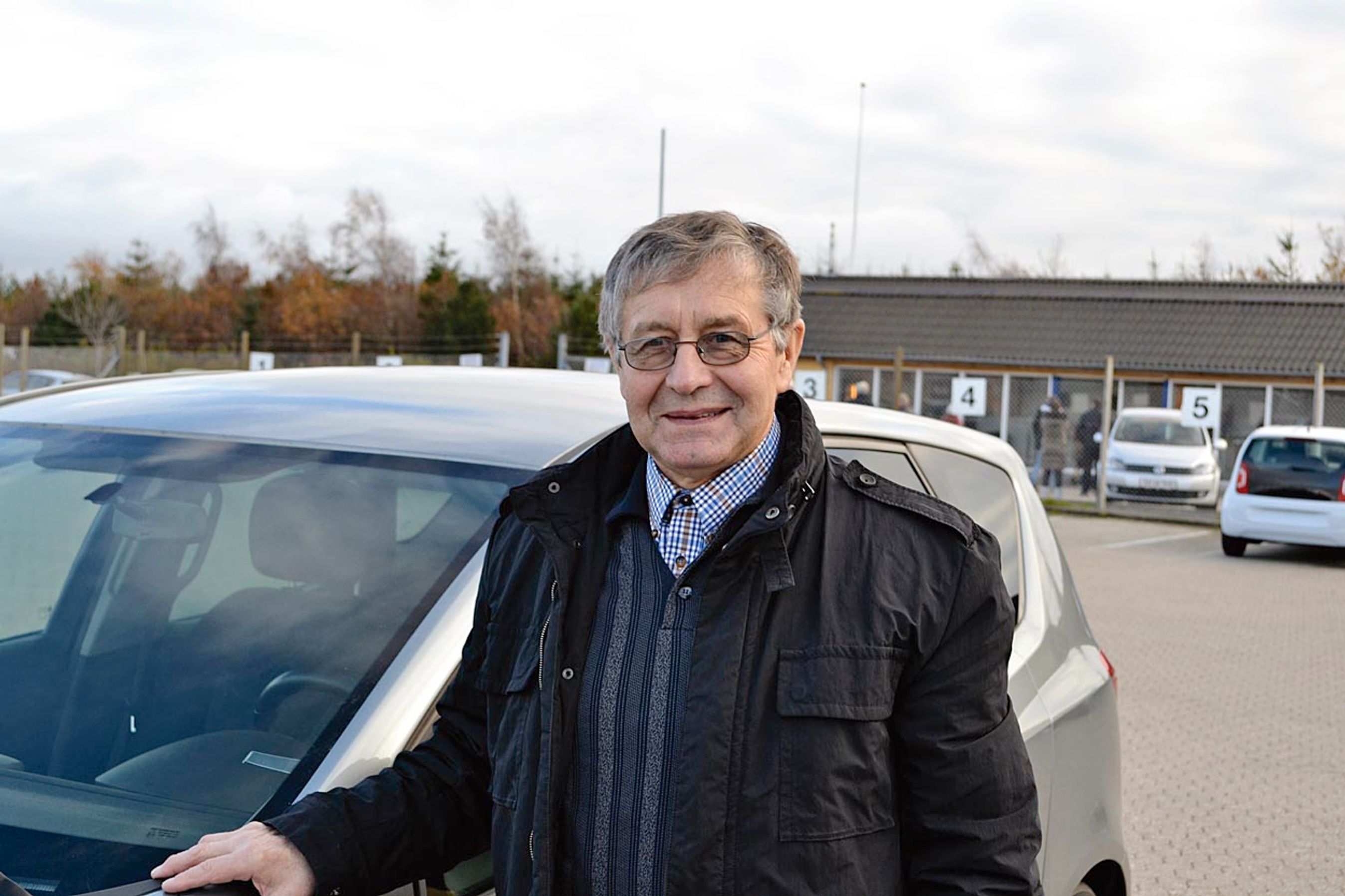 Jørgen Andersen, 70 år: Det er spændende at få genopfrisket sin kørsel, og det var godt at køre i trafikken med en kørelærer. Der er kommet tosporede rundkørsler, siden jeg fik kørekort, og der er meget andet, der er ændret gennem tiden. Jeg har lige fået fornyet mit kørekort. Jeg var ikke nervøs for prøverne, og det gik fint med hørelsen og synet. Det er helt rimeligt, at man skal til lægen for at få fornyet kørekortet, men jeg synes måske godt, man kan sætte alderen ned til 65 år. Jeg kender folk, der kører ad h... til, og to i min omgangskreds mistede kørekortet efter lægebesøget.