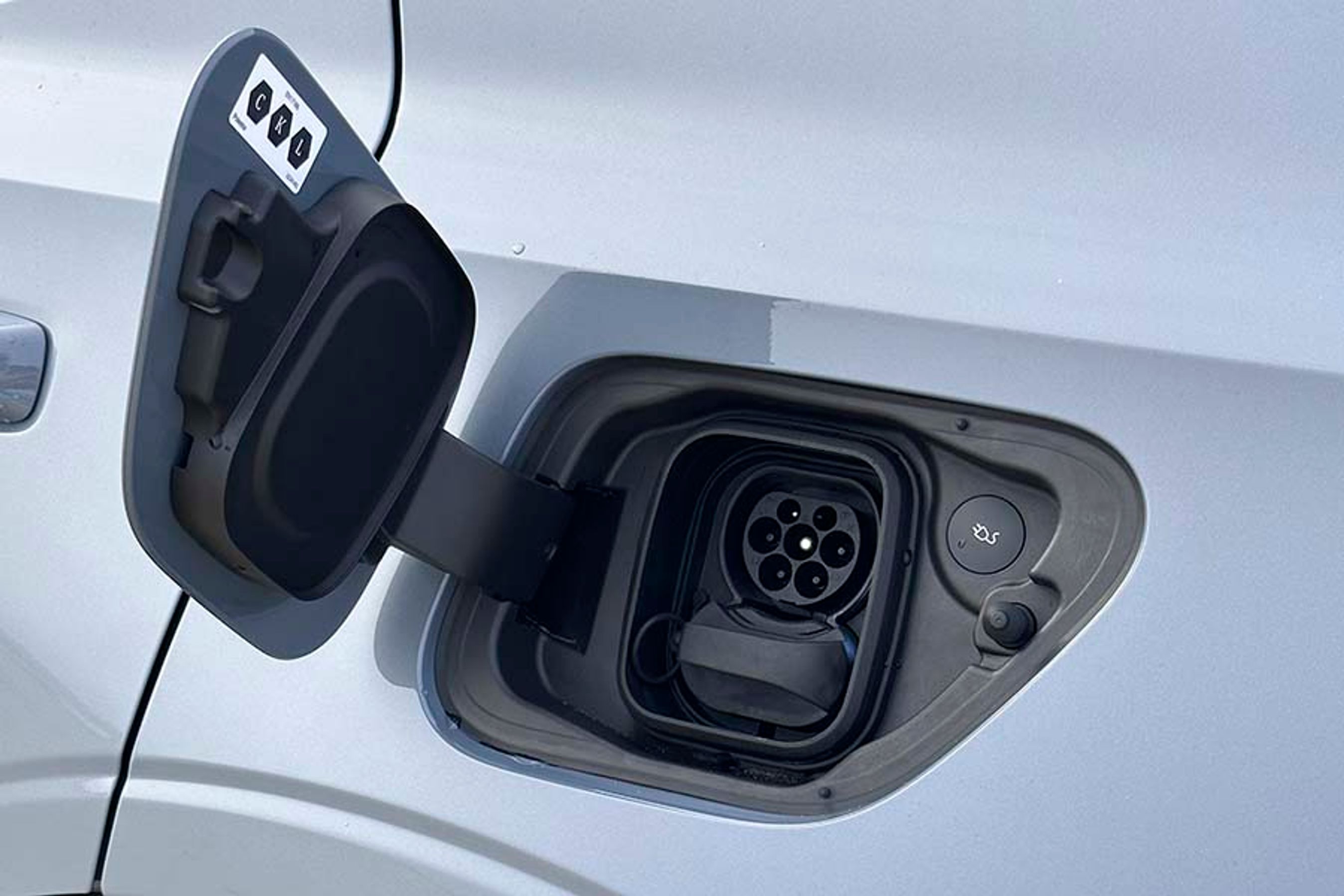 I forbindelse med opgradering af batteriet er ladeeffekten forøget til nu maksimalt 205 kW. Derved kommer der hurtigt strøm på bilen igen. Ladelugen sidder bag venstre bagdør.