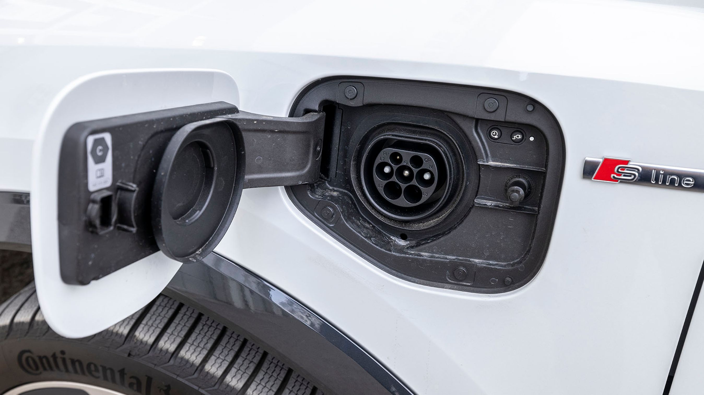 Ladedækslet er smart indrettet med indbygget tætning, så man slipper for at skulle fjerne plastdæksler og lignende. Bilen lader med en fase og maksimalt 3,6 kW