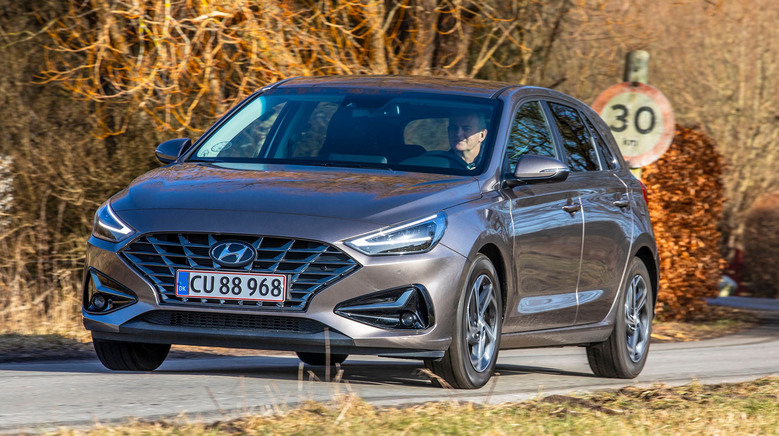 Hyundai i30 har fået et lille facelift, som blandt andet har givet bilen en ny næse.