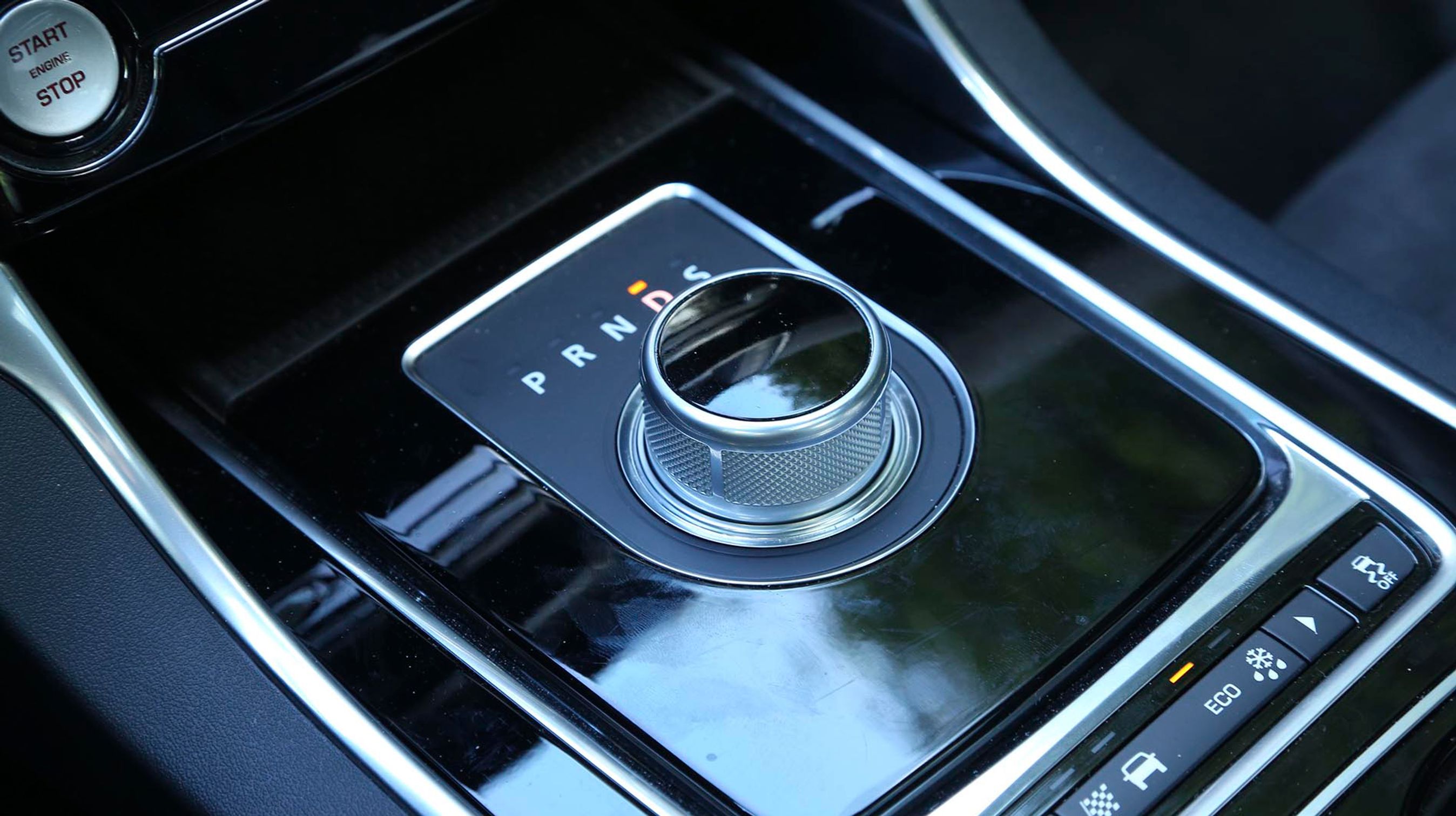 Automatgearet betjenes via den store drejeknap, der popper op, når man starter motoren. Let at betjene, men den fylder meget i midterkonsollen.