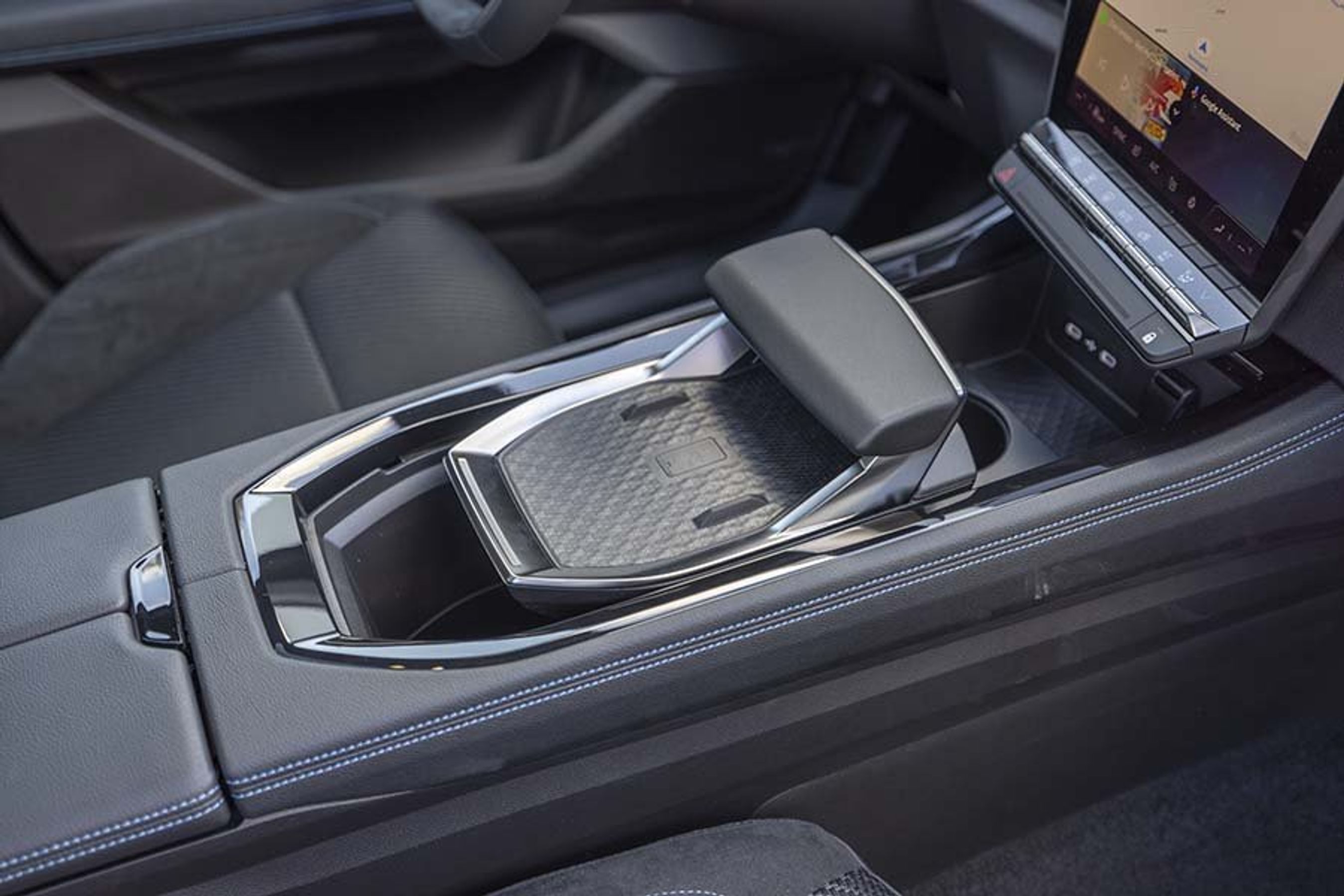 Opsatsen i midterkonsollen er ikke en gearvælger, men en håndstøtte.