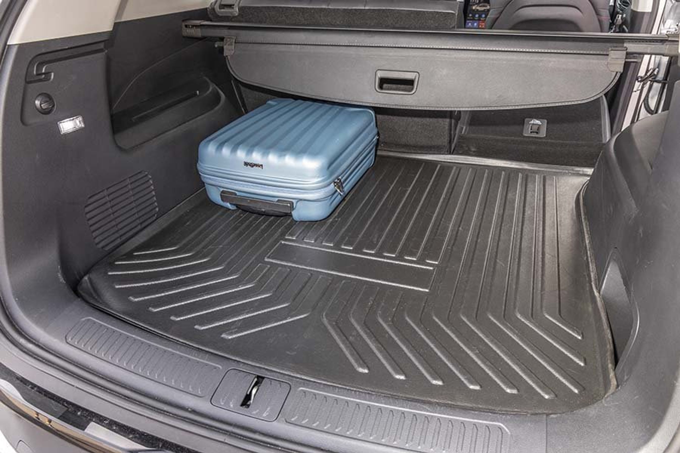 Der er ikke noget bagagerum foran over motoren (en frunk), men bagtil er bagagerummet stort.