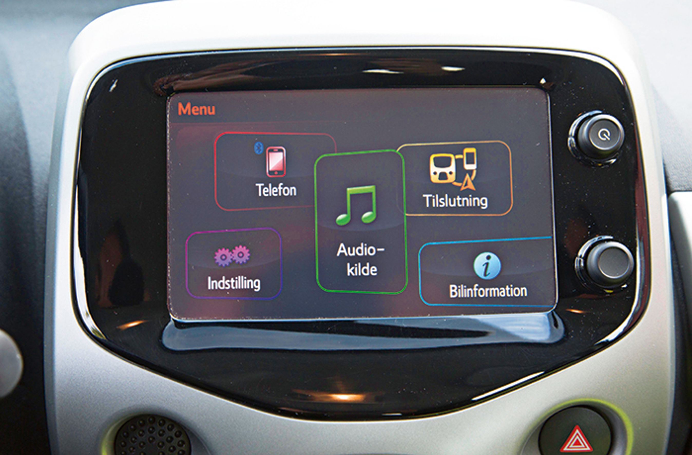 Man kan vise mobilens apps på den store skærm. Der kommer snart et kabel til iPhone 5. Virker allerede til mange Samsung- og Nokia-telefoner.